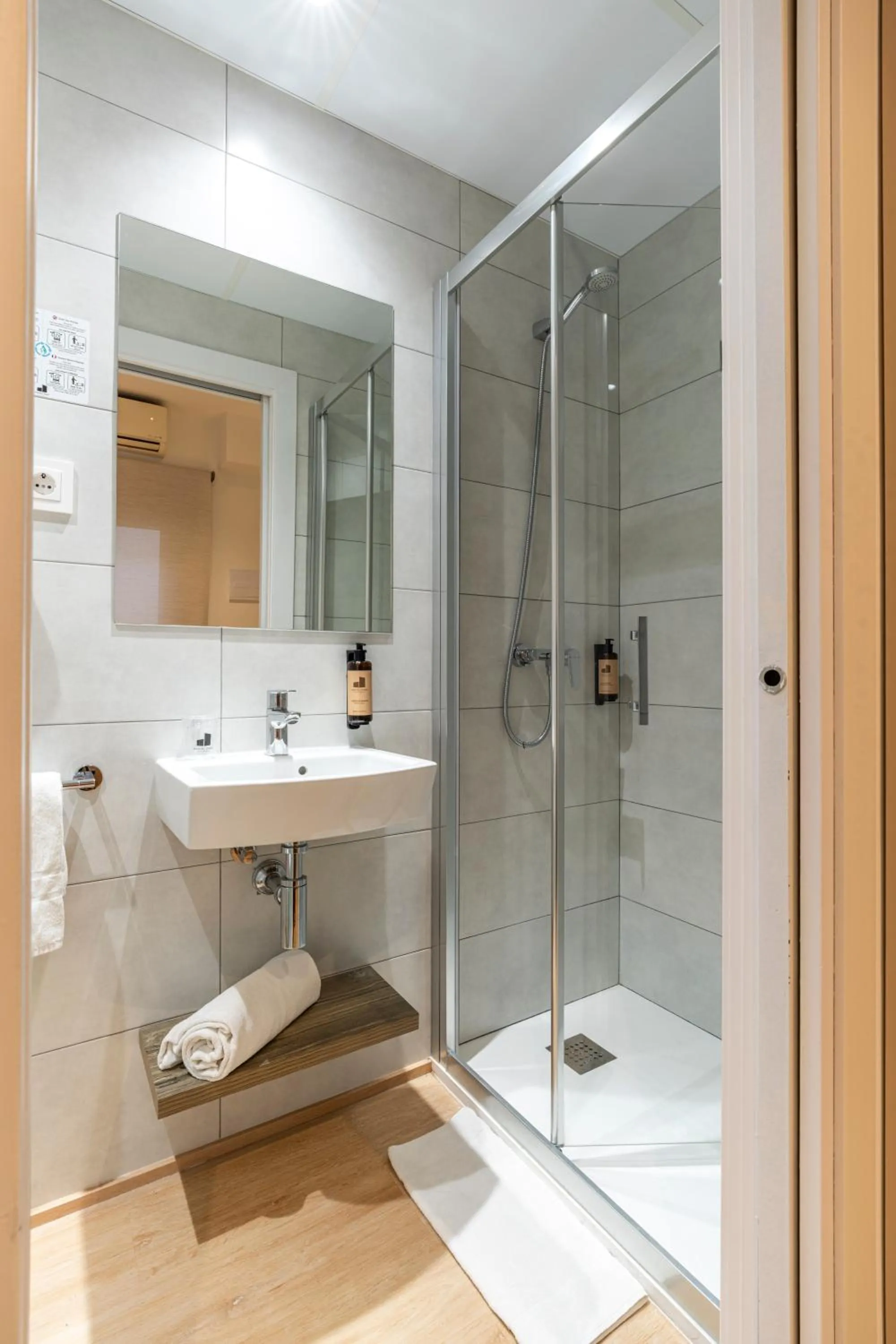 Shower in Hostal Sans