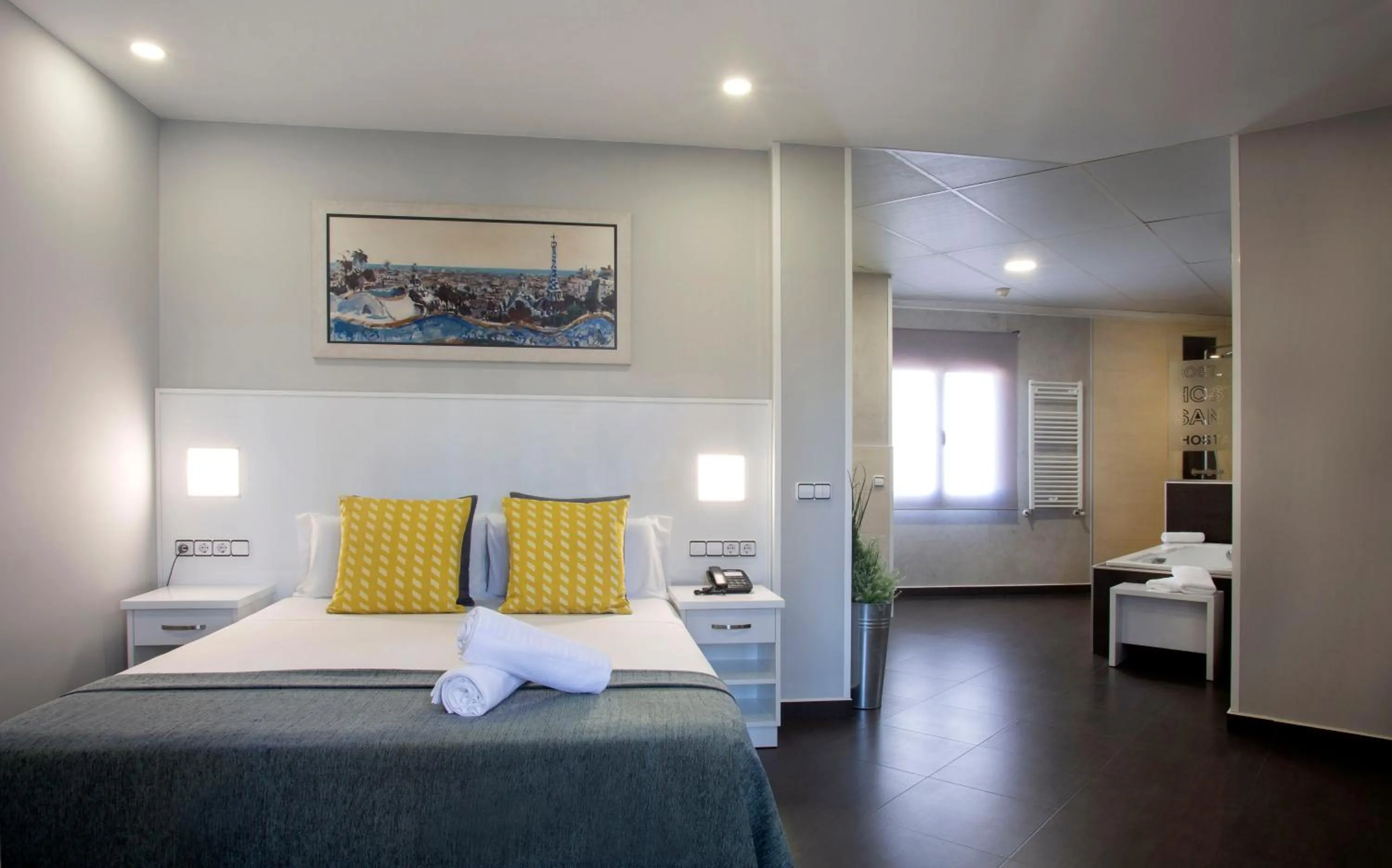 Superior Double Room with Hot Tub in Hostal Sans