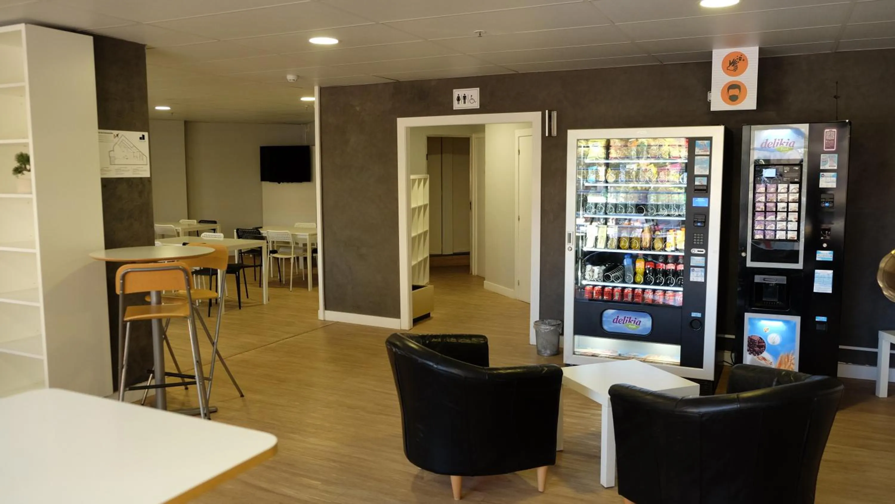 Communal lounge/ TV room in Hostal Sans