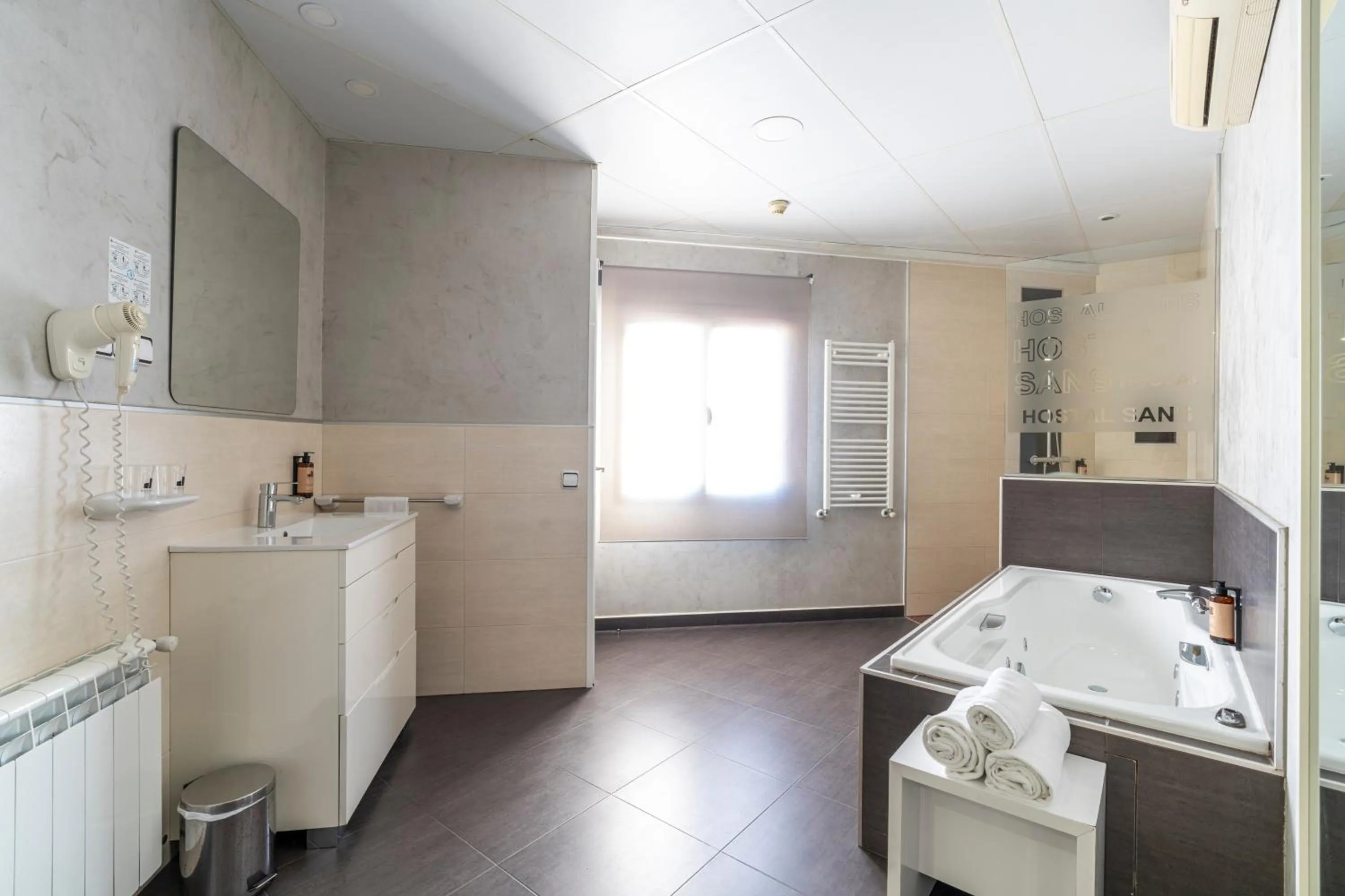 Hot Tub in Hostal Sans