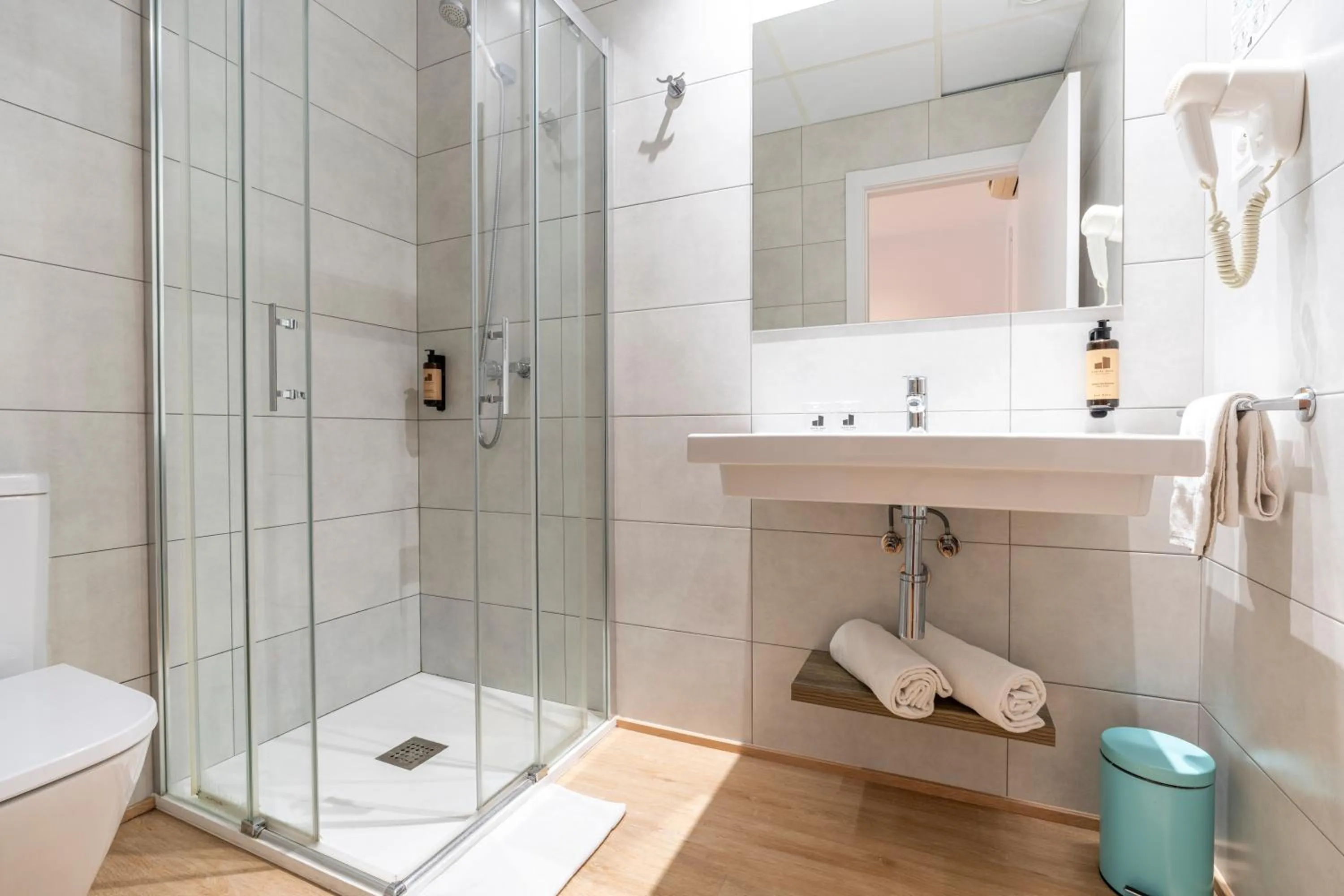 Shower in Hostal Sans