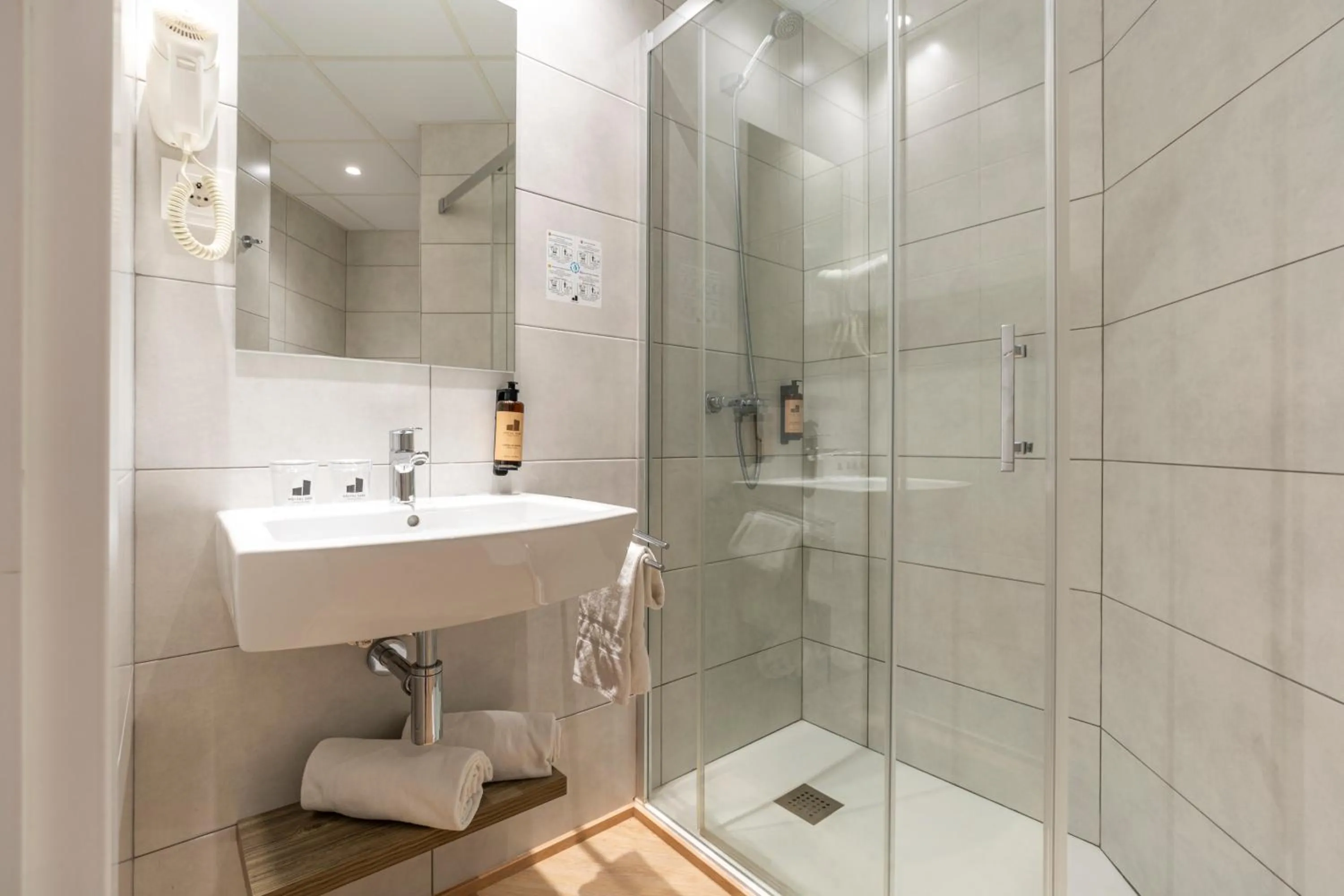 Shower in Hostal Sans