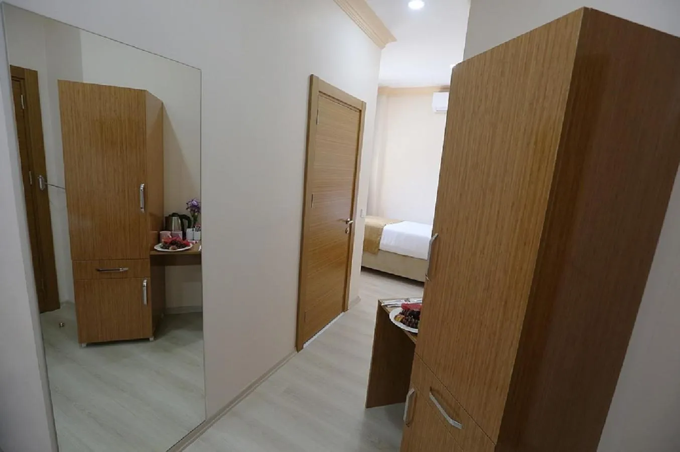 wardrobe, Bed in Maxwell Hotel