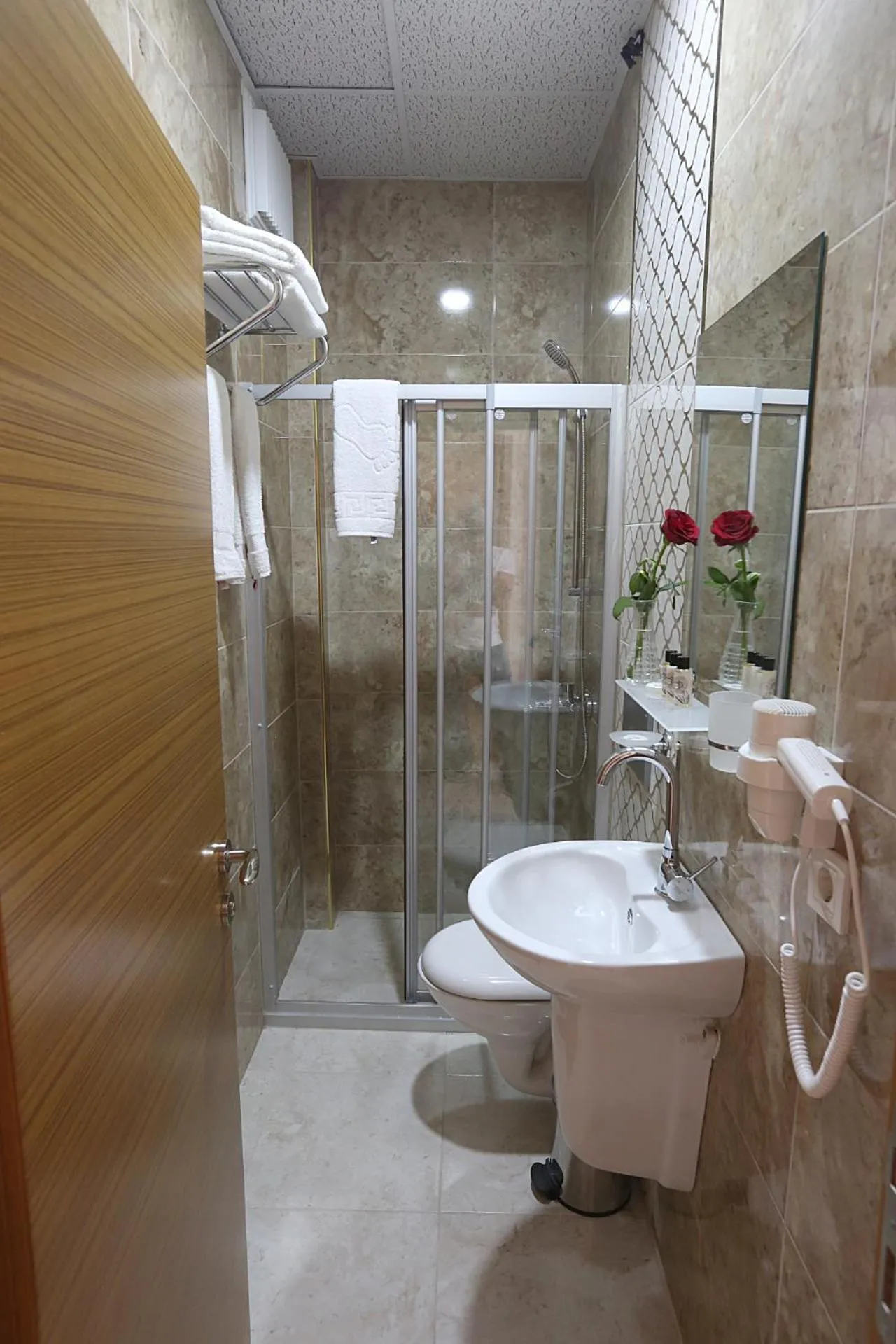 Shower in Maxwell Hotel