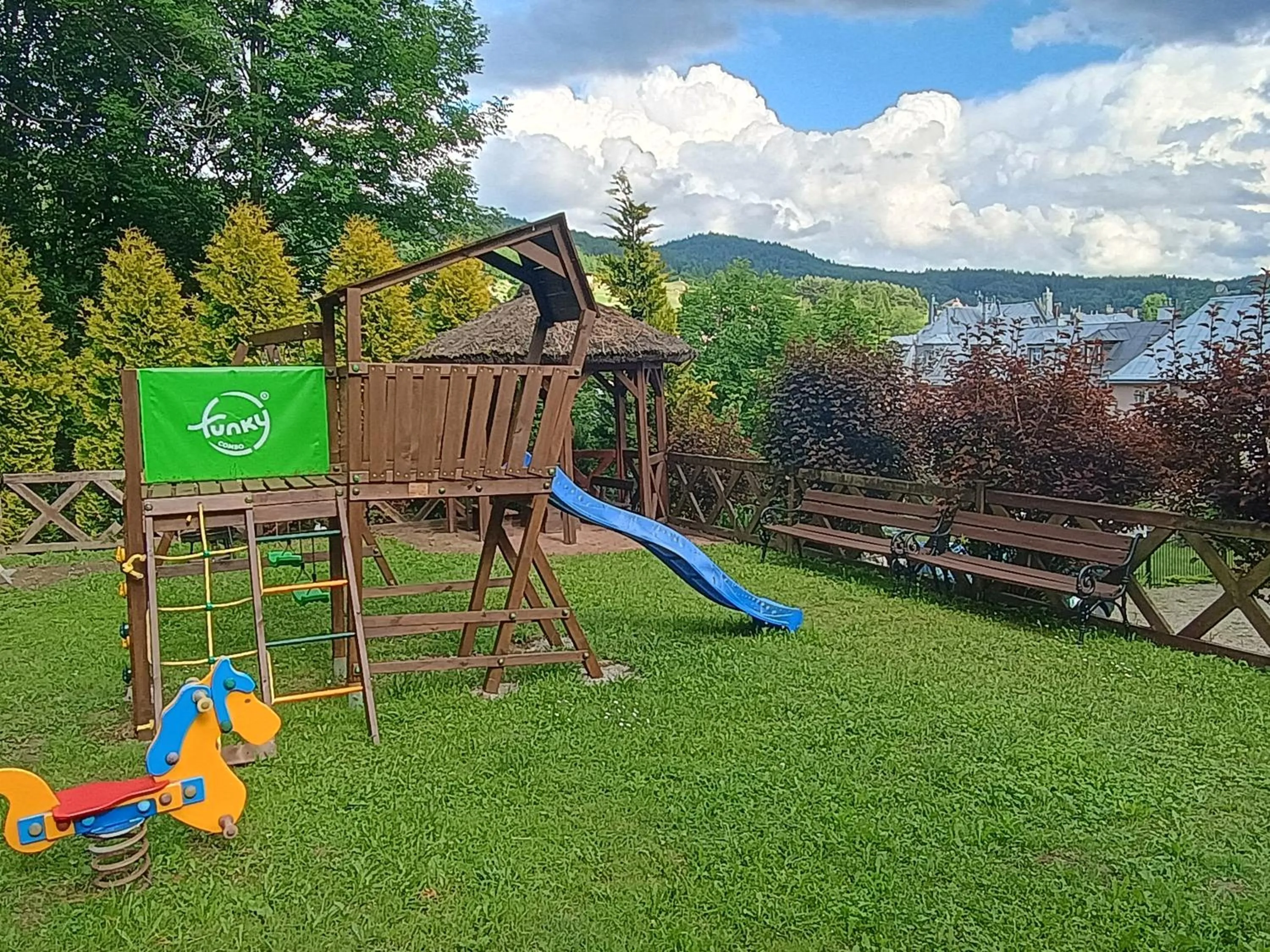 Children play ground in Wysoka noclegi ze śniadaniem