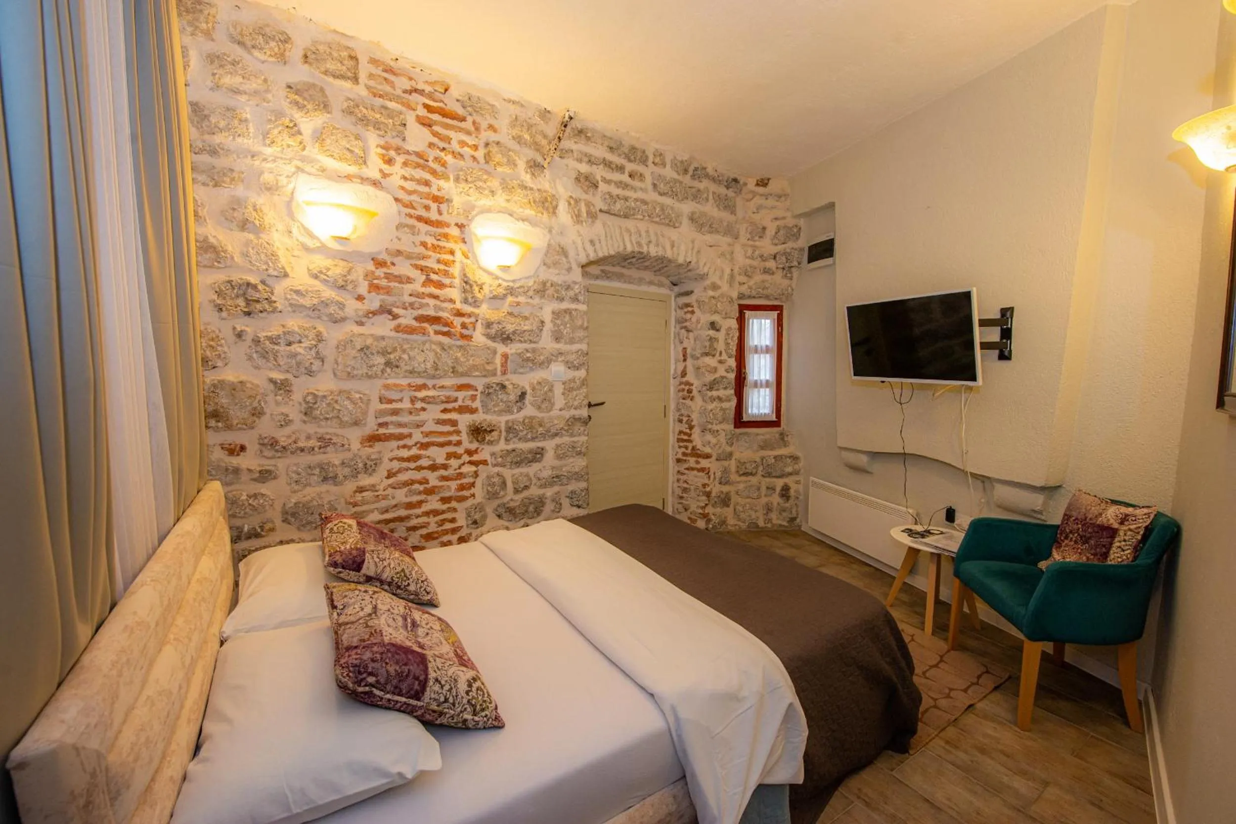 Bed in Antika Guesthouse