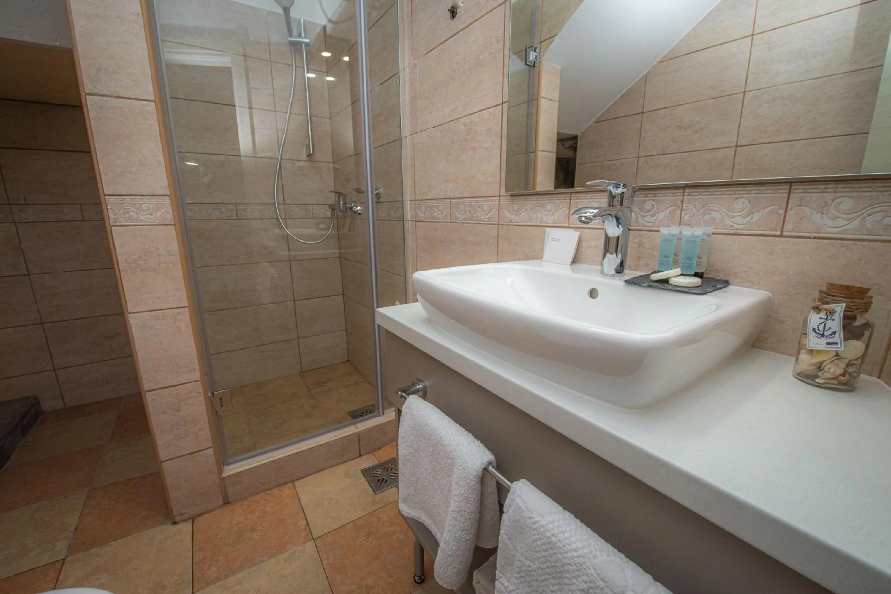 Shower in Antika Guesthouse