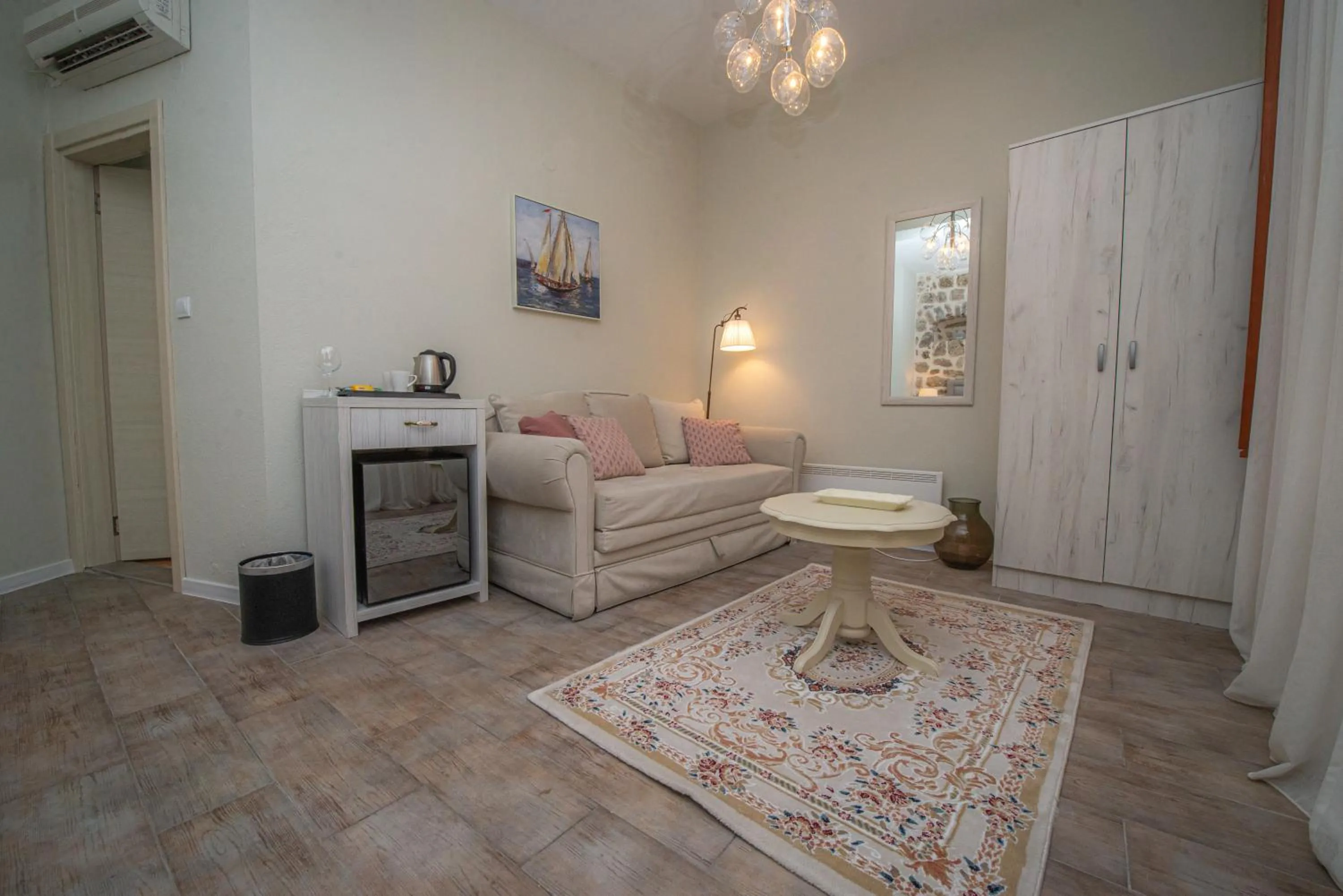 Coffee/tea facilities in Antika Guesthouse