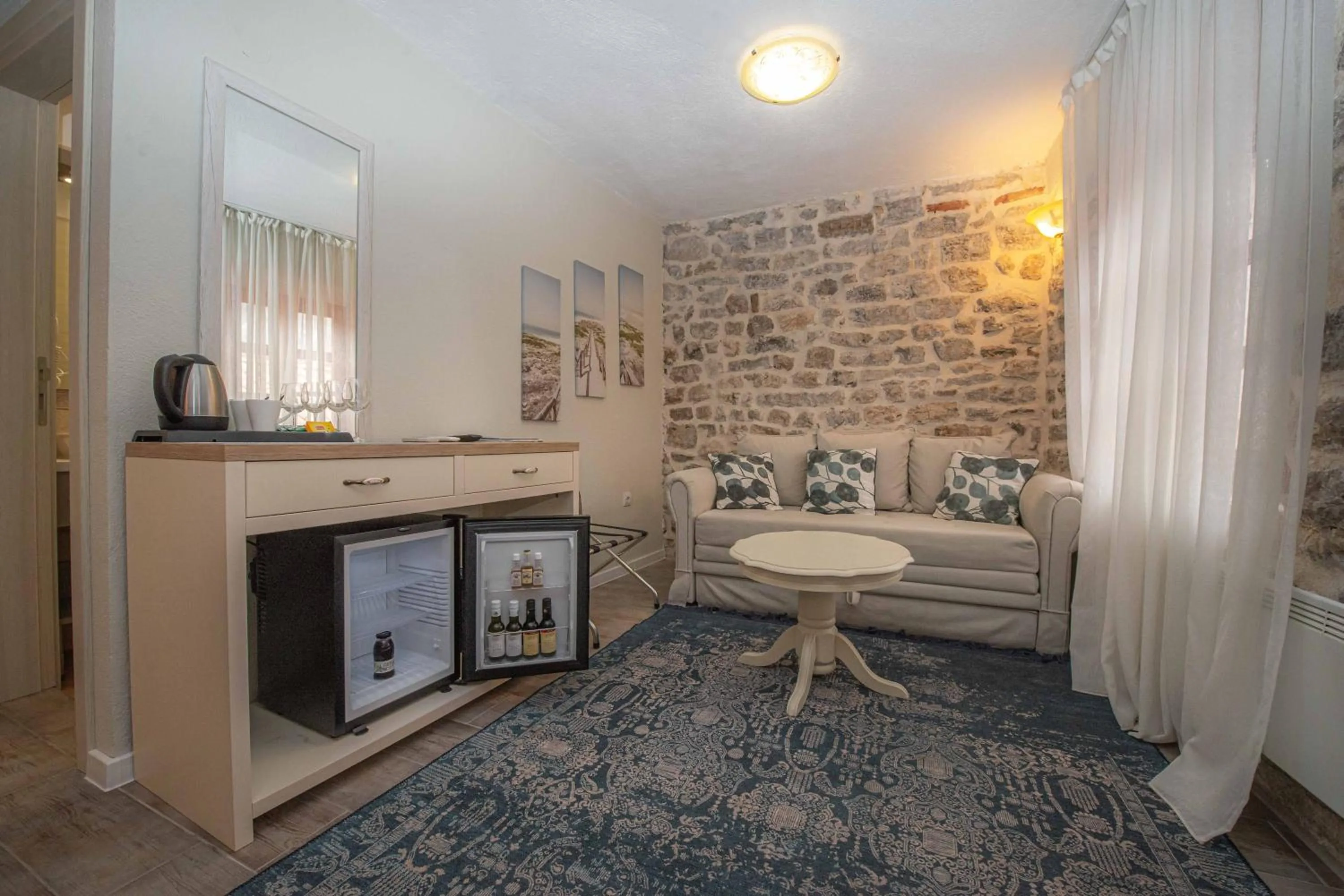 Coffee/tea facilities in Antika Guesthouse