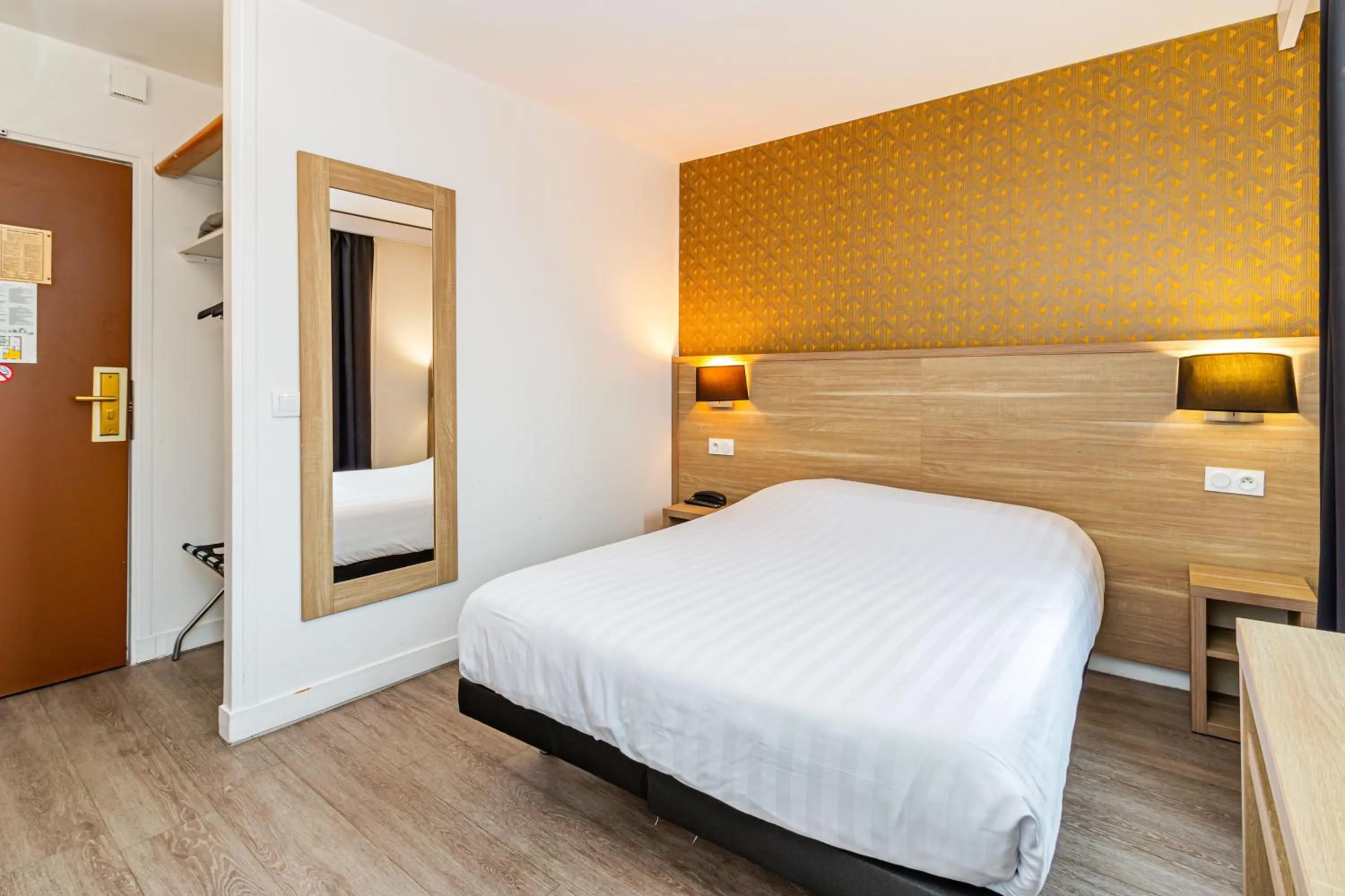 Photo of the whole room, Bed in Denfert-Montparnasse