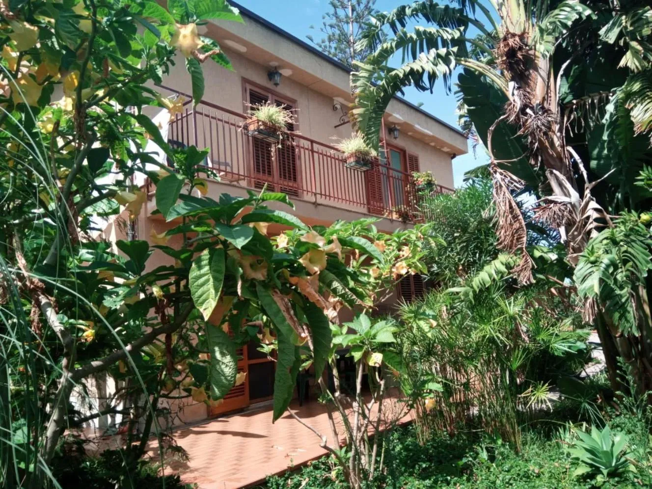 Property building in Stanza in Villa con giardino vista mare