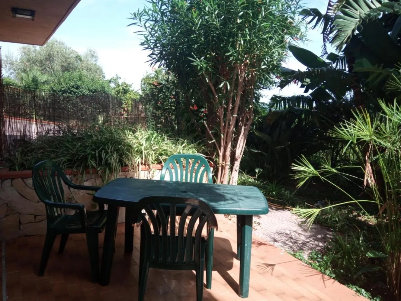 Patio in Stanza in Villa con giardino vista mare