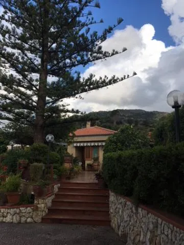 Property building in Stanza in Villa con giardino vista mare