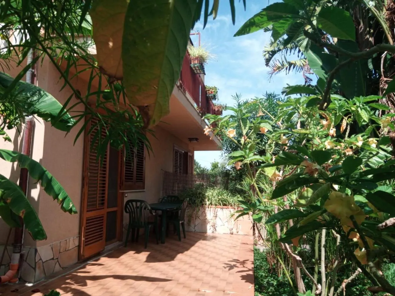 Property building in Stanza in Villa con giardino vista mare