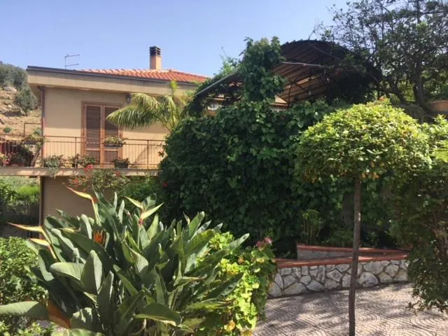 Property building in Stanza in Villa con giardino vista mare