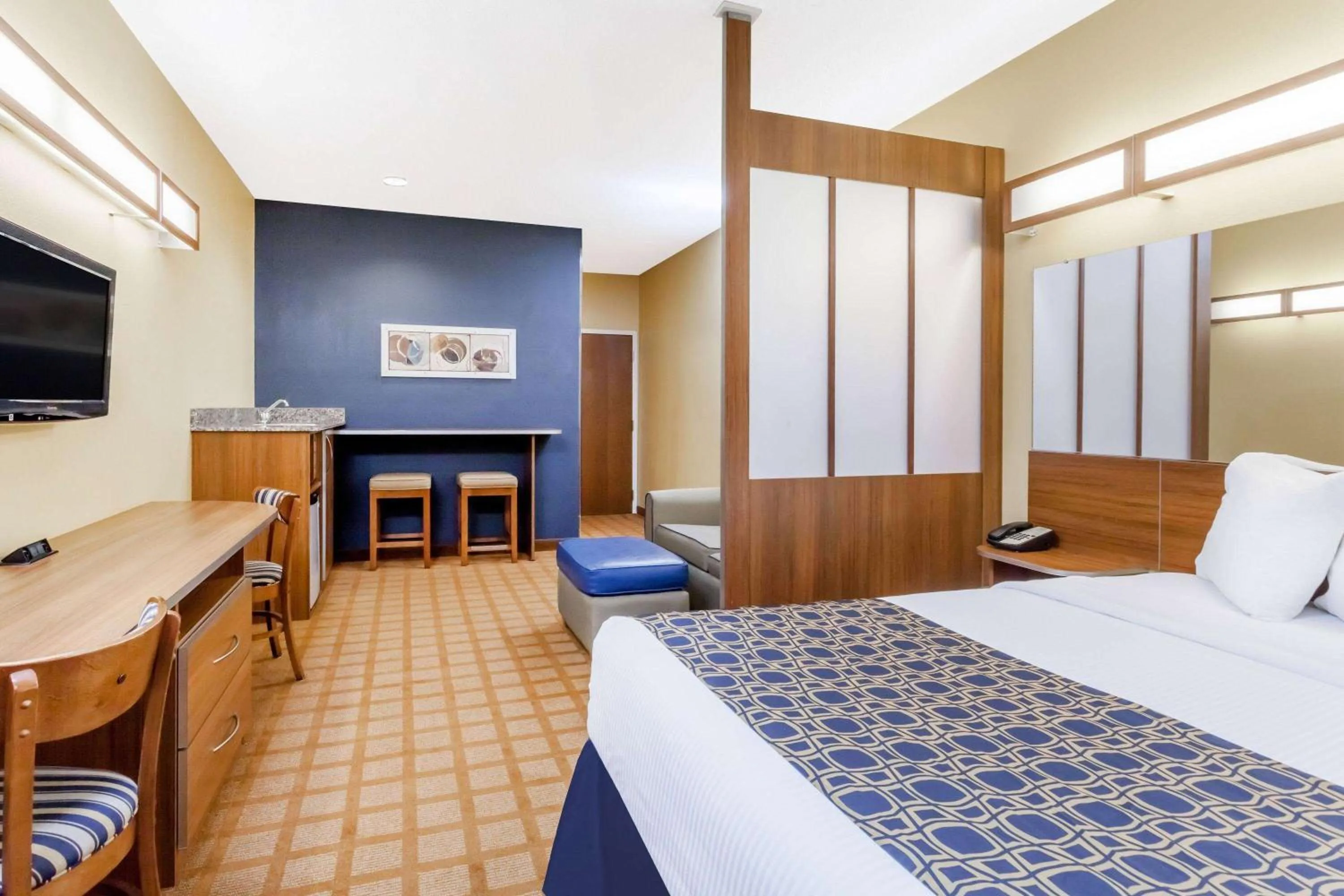 Photo of the whole room, Bed in Microtel Inn & Suites