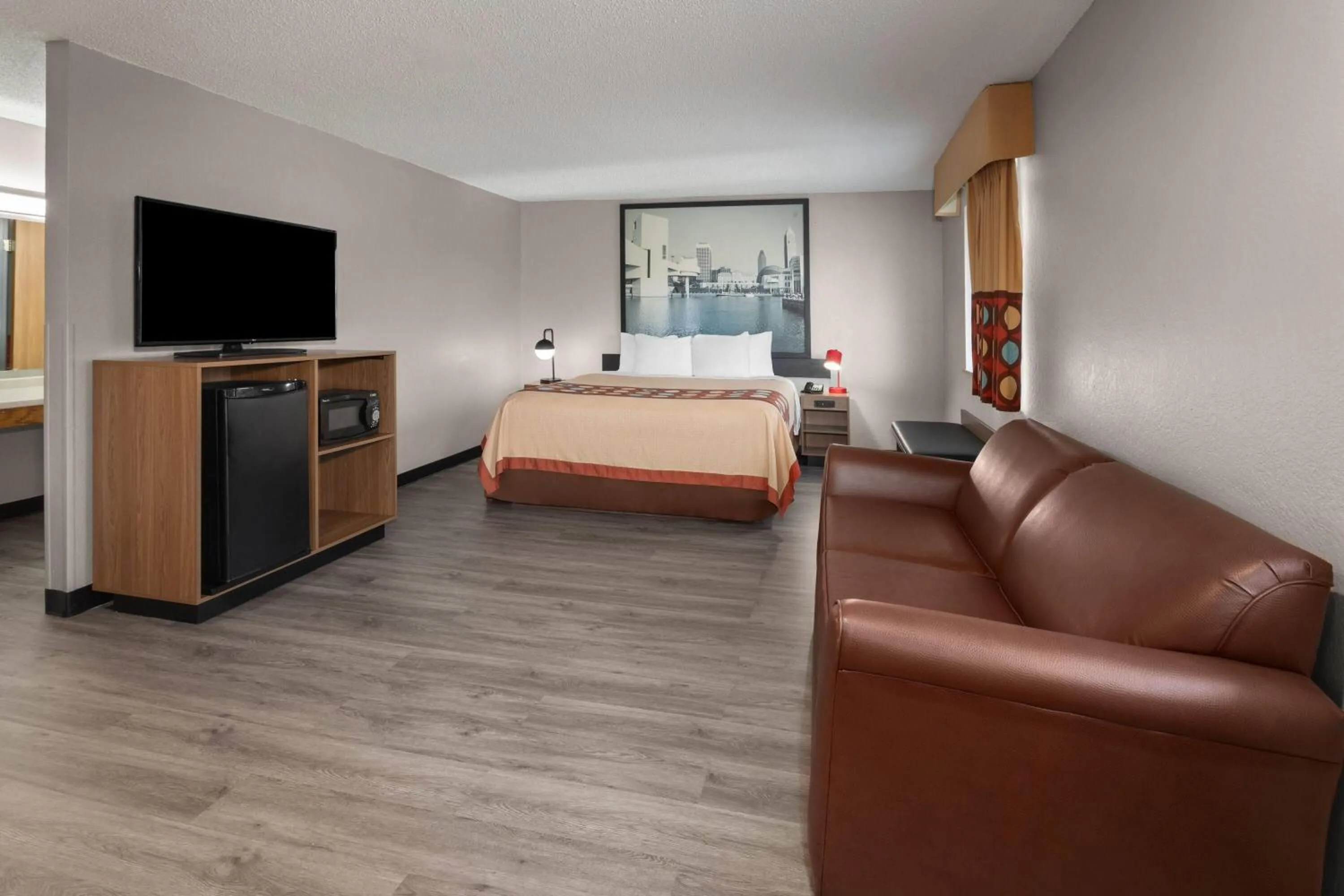 Photo of the whole room, Bed in Super 8 by Wyndham Kent/Akron Area