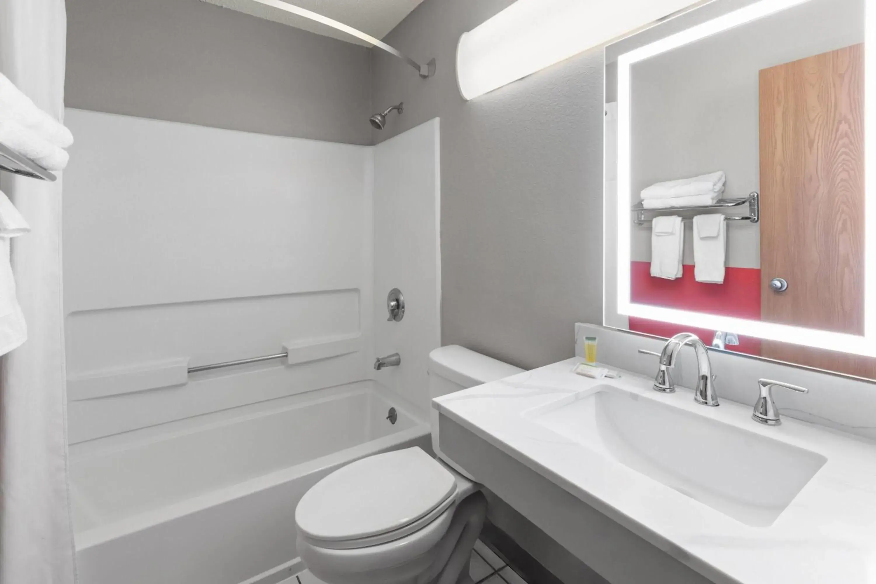 Queen Room with Two Queen Beds - Smoking in Super 8 by Wyndham Kent/Akron Area Queen Room with Two Queen Beds - Smoking in Super 8 by Wyndham Kent/Akron Area