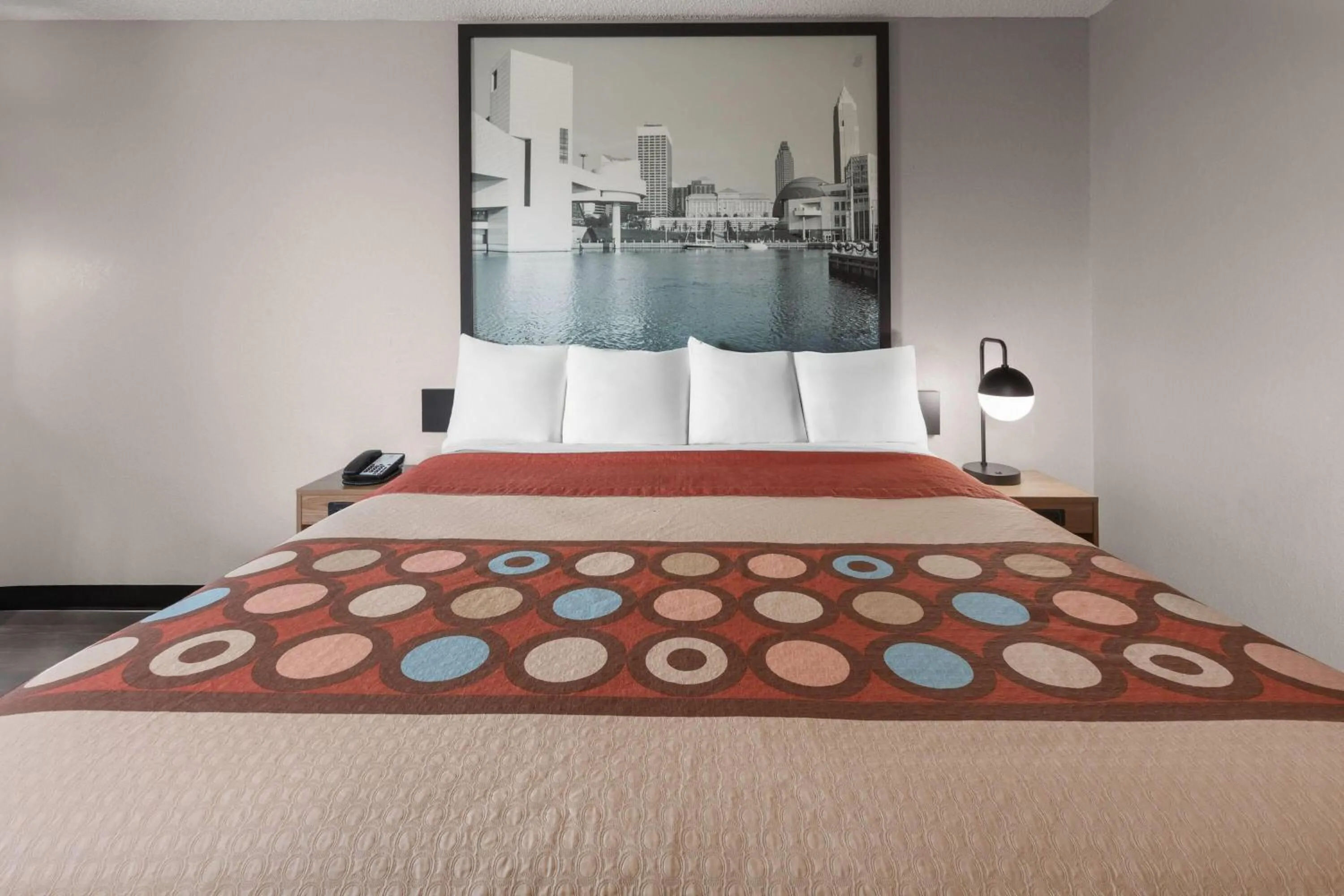 Photo of the whole room, Bed in Super 8 by Wyndham Kent/Akron Area