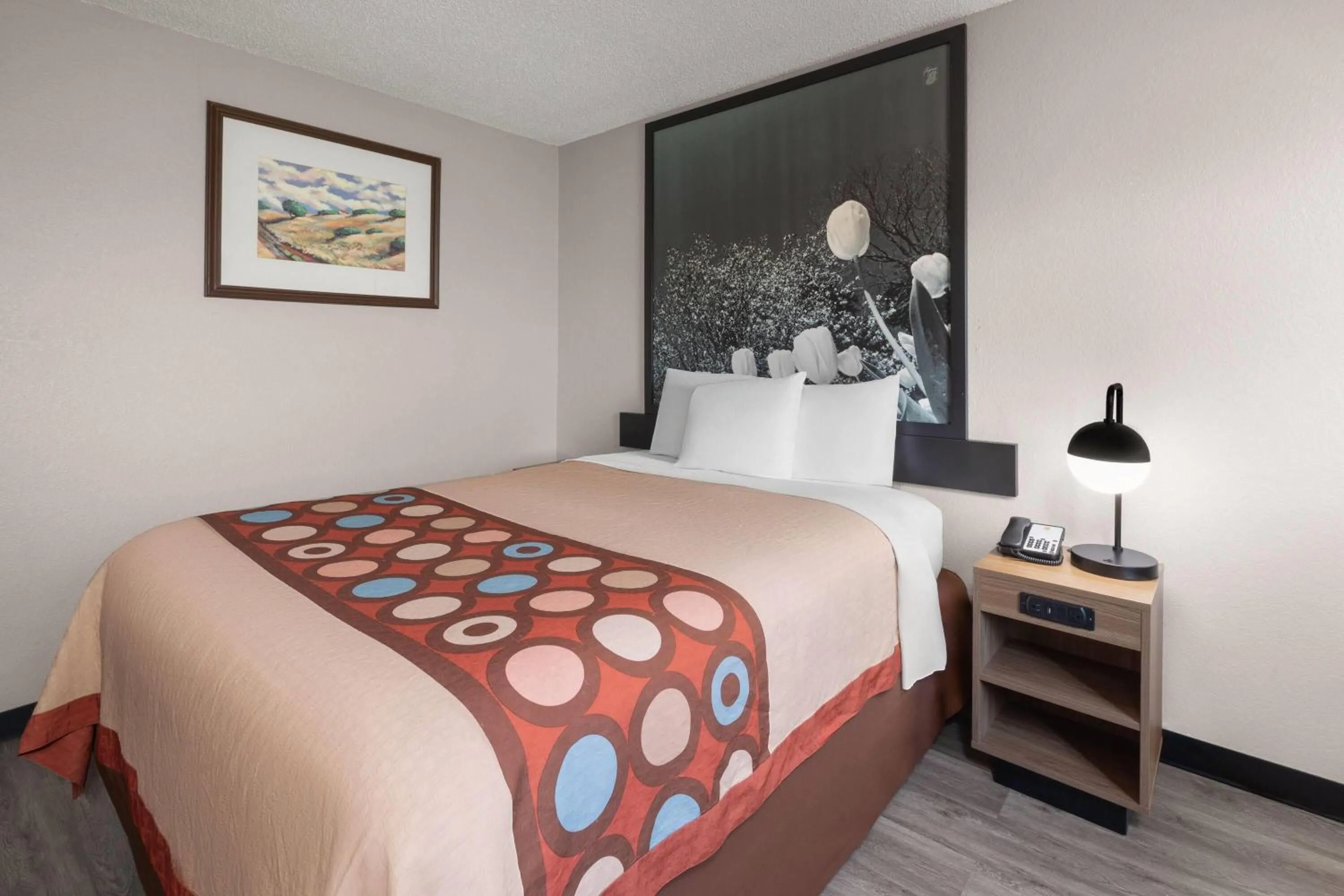 Photo of the whole room, Bed in Super 8 by Wyndham Kent/Akron Area