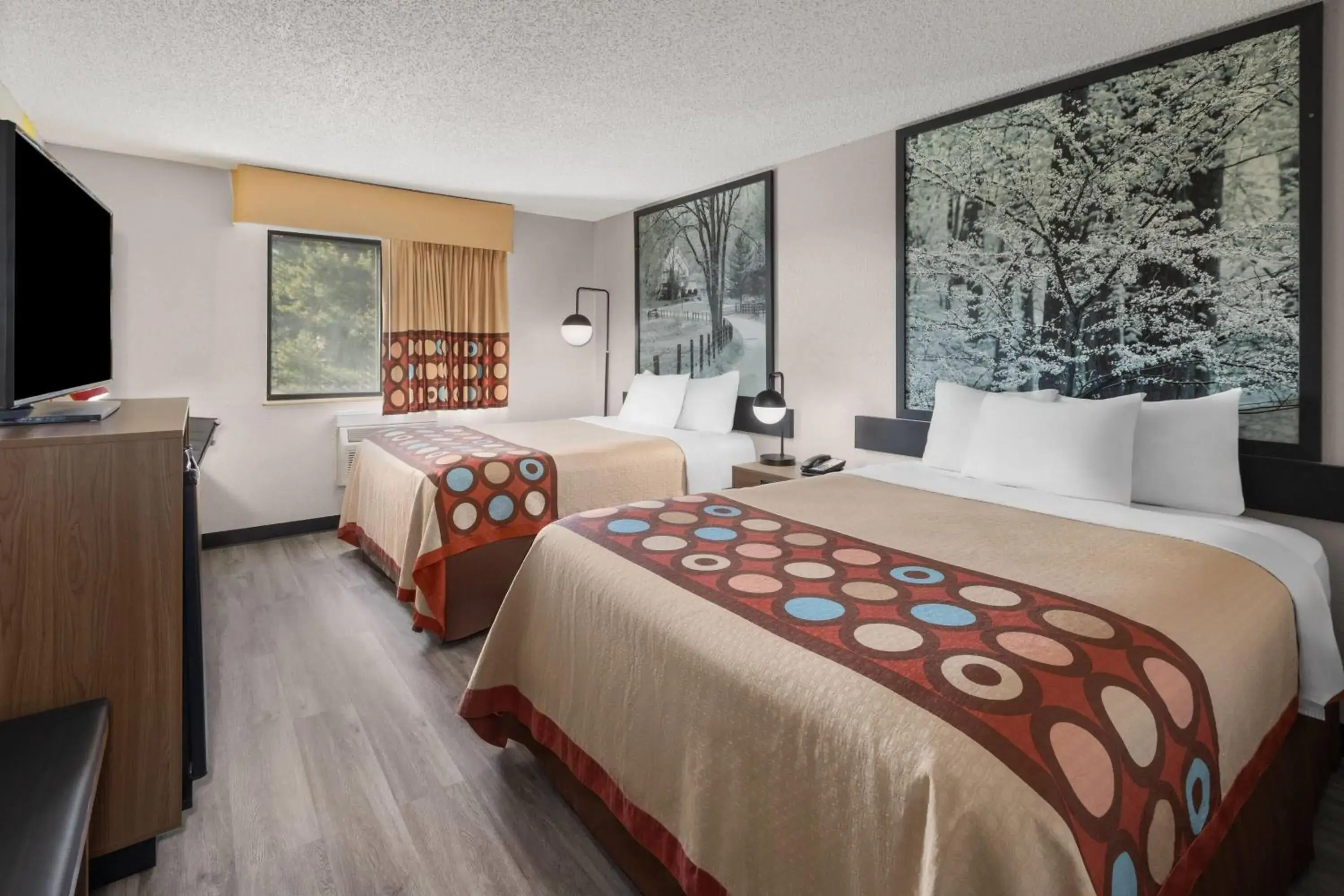 Queen Room with Two Queen Beds - Non-Smoking in Super 8 by Wyndham Kent/Akron Area Queen Room with Two Queen Beds - Non-Smoking in Super 8 by Wyndham Kent/Akron Area