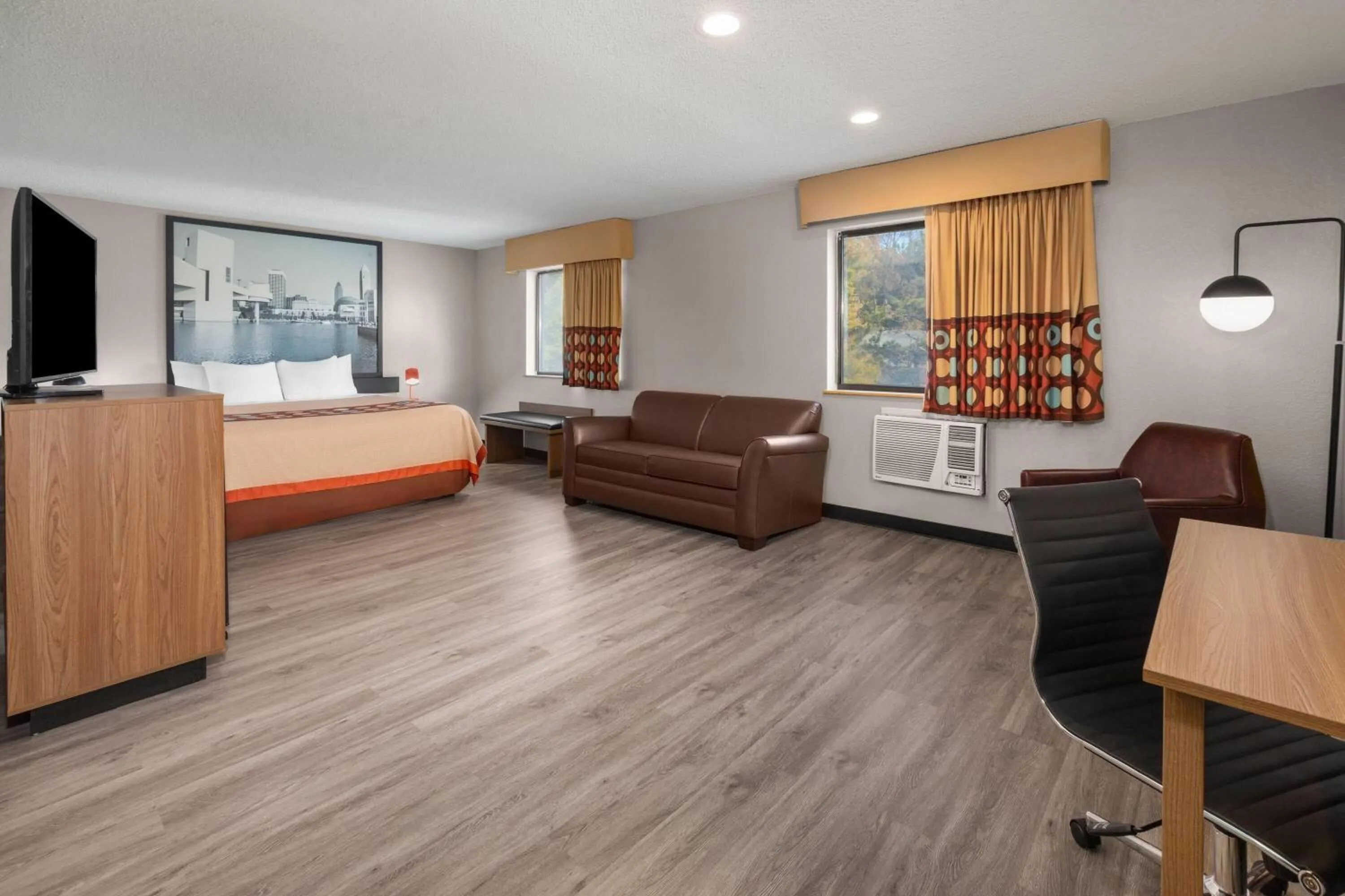 Photo of the whole room, Bed in Super 8 by Wyndham Kent/Akron Area