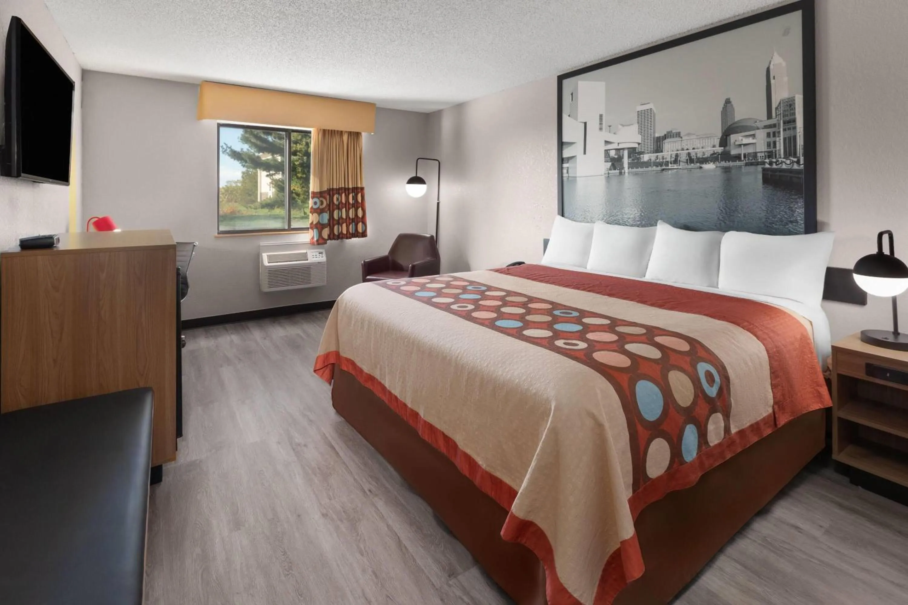 Photo of the whole room, Bed in Super 8 by Wyndham Kent/Akron Area