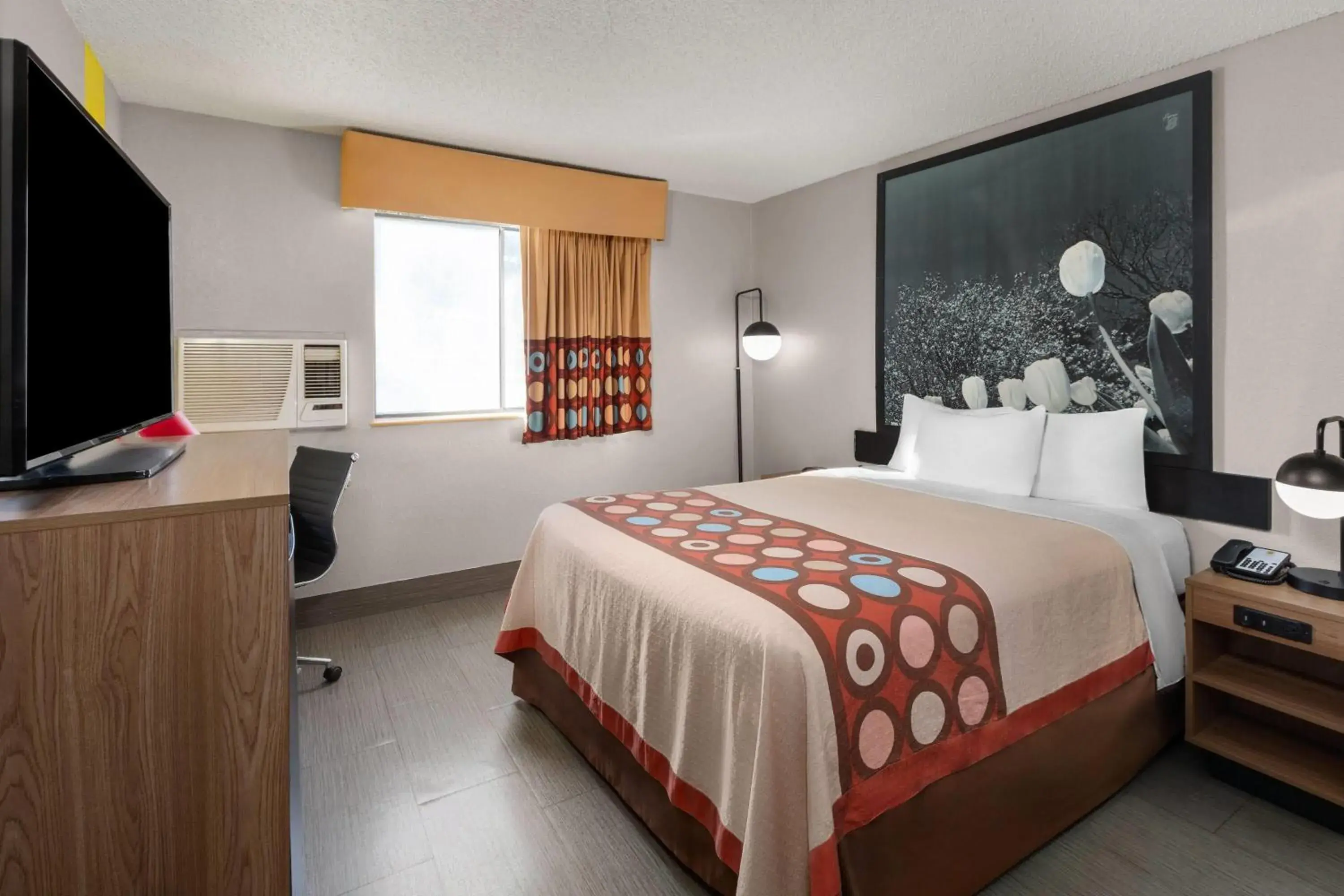 Queen Room - Disability Access/Smoking in Super 8 by Wyndham Kent/Akron Area Queen Room - Disability Access/Smoking in Super 8 by Wyndham Kent/Akron Area