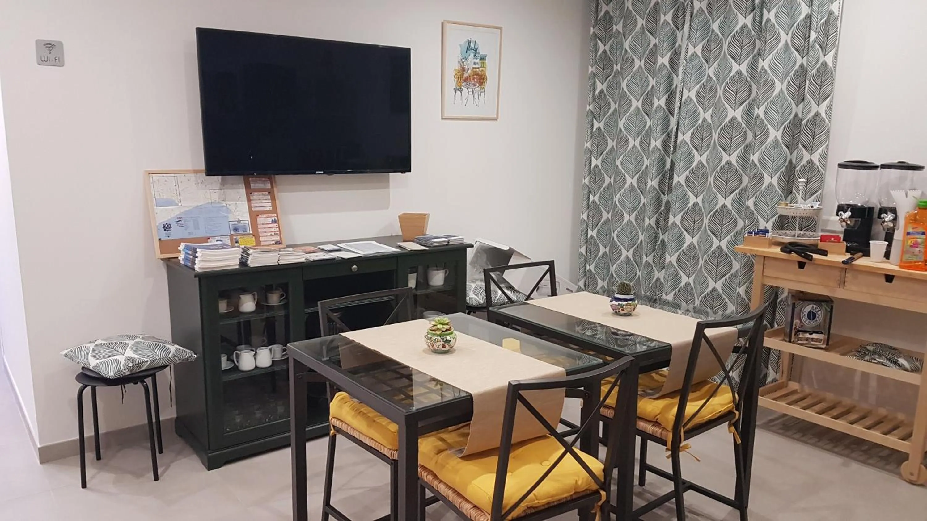 Communal lounge/ TV room in MareLuna b&b