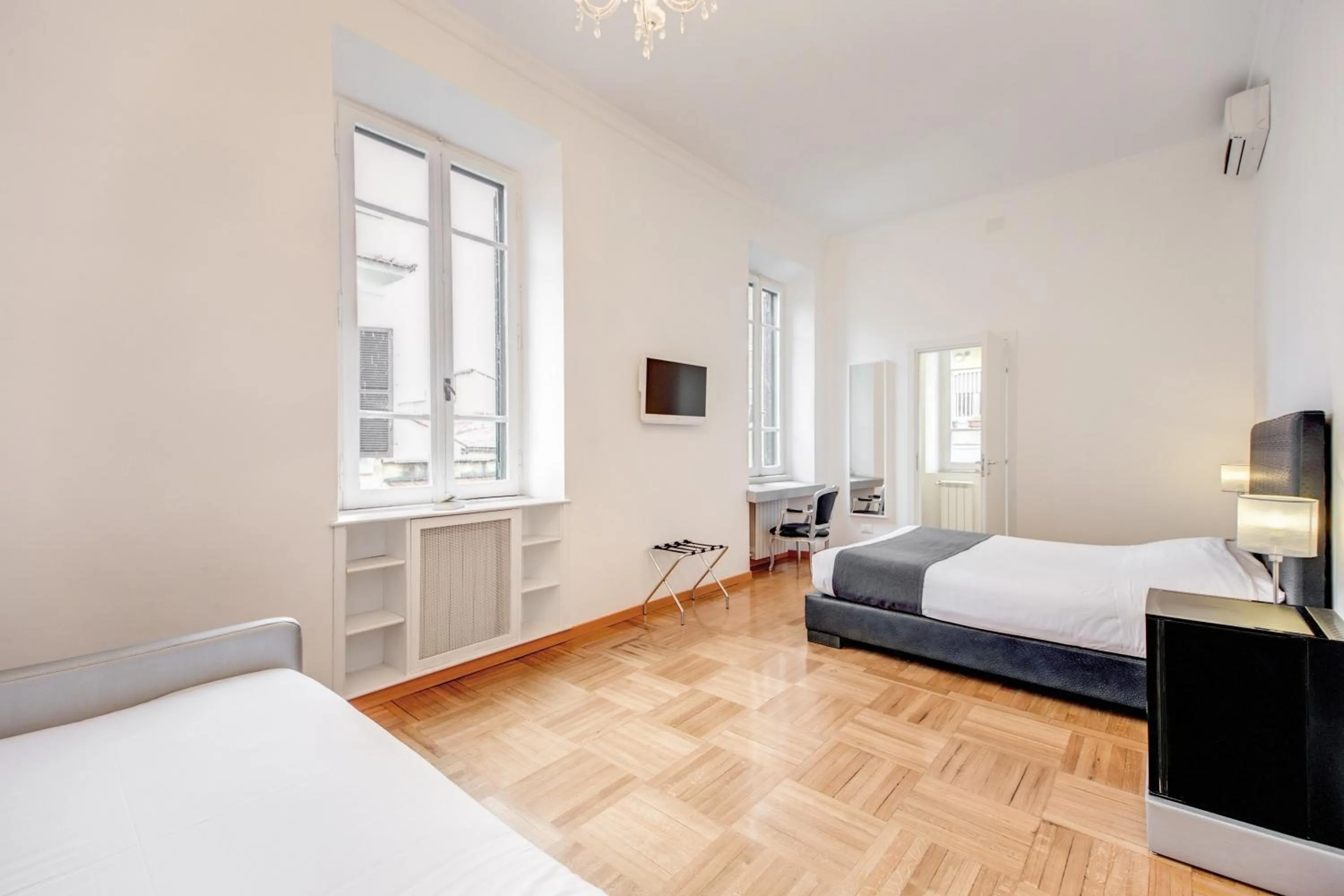 Photo of the whole room, Bed in Imperia Suite