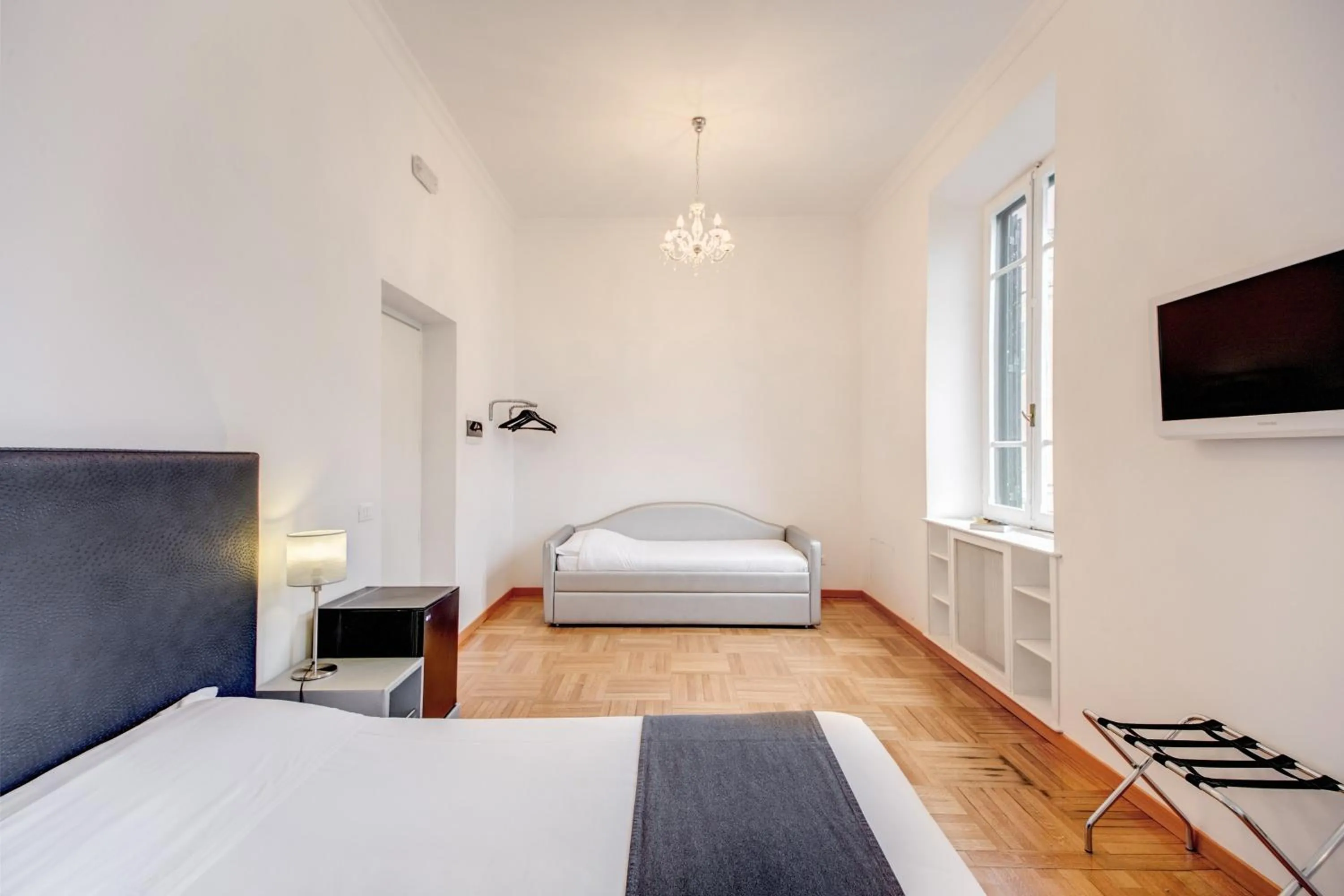 Photo of the whole room, Bed in Imperia Suite