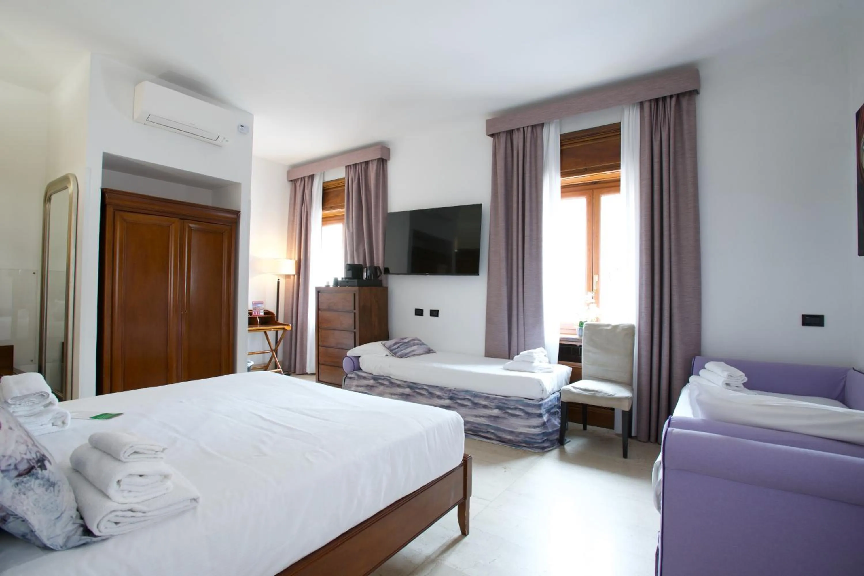 Bed in St. Peter' Six Rooms & Suites