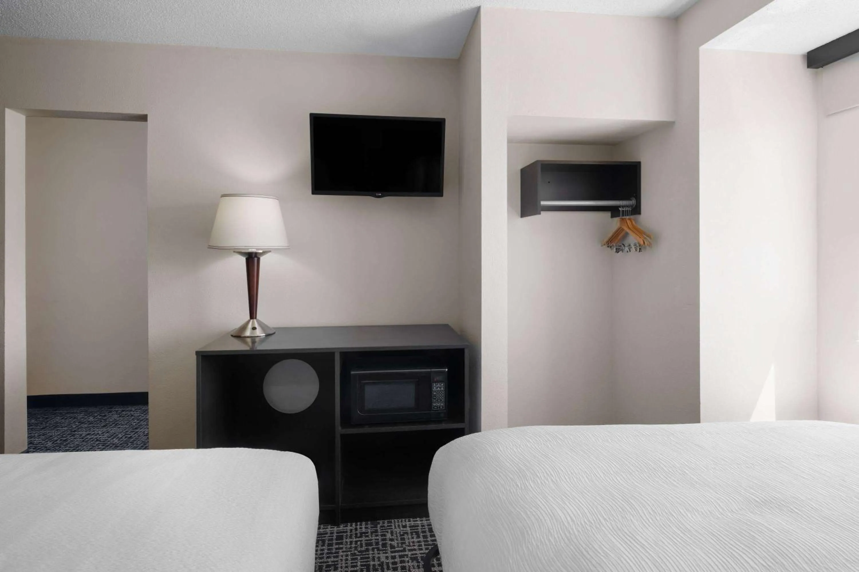 Photo of the whole room, Bed in Baymont by Wyndham Boardman