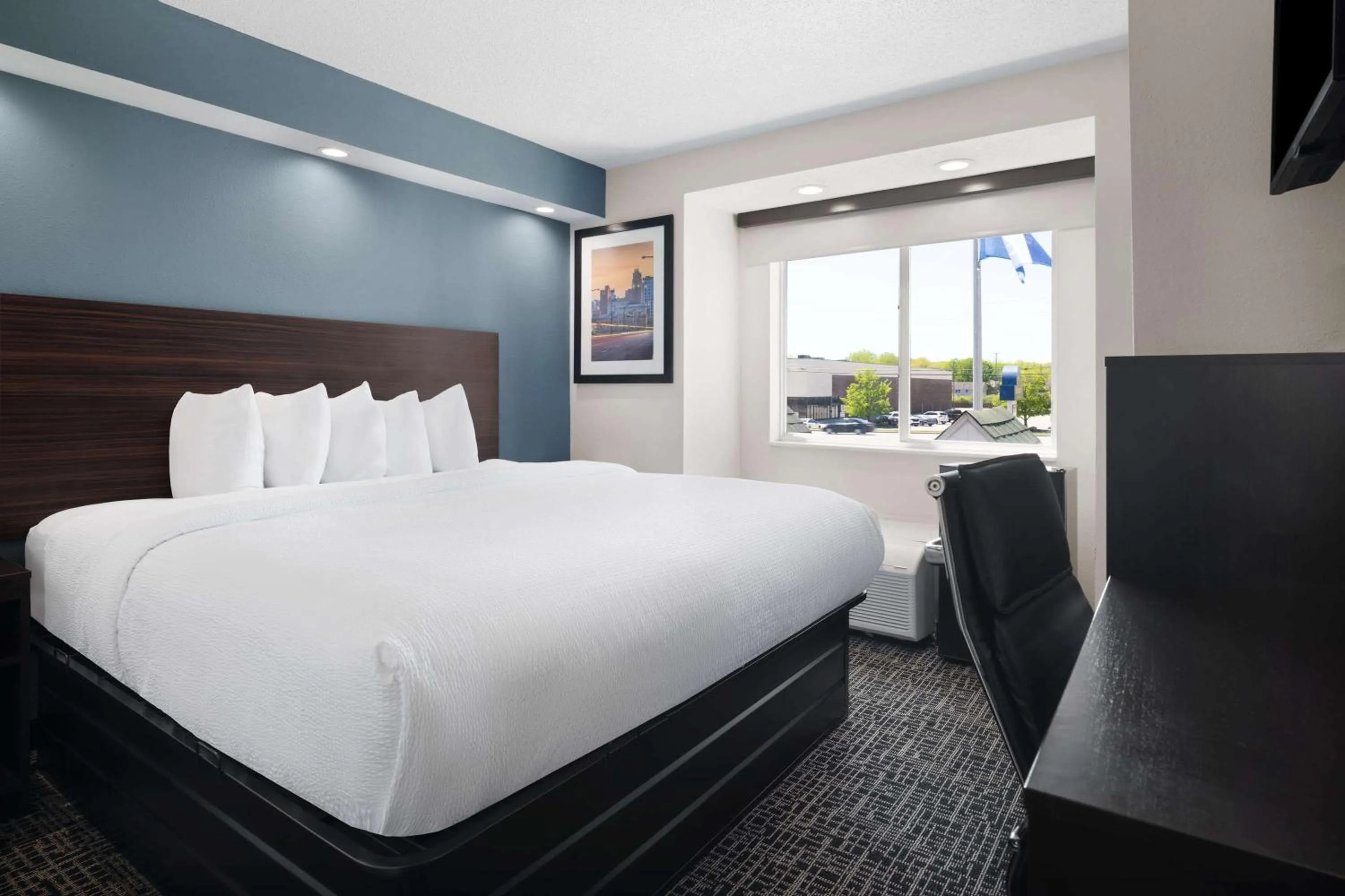 Photo of the whole room, Bed in Baymont by Wyndham Boardman