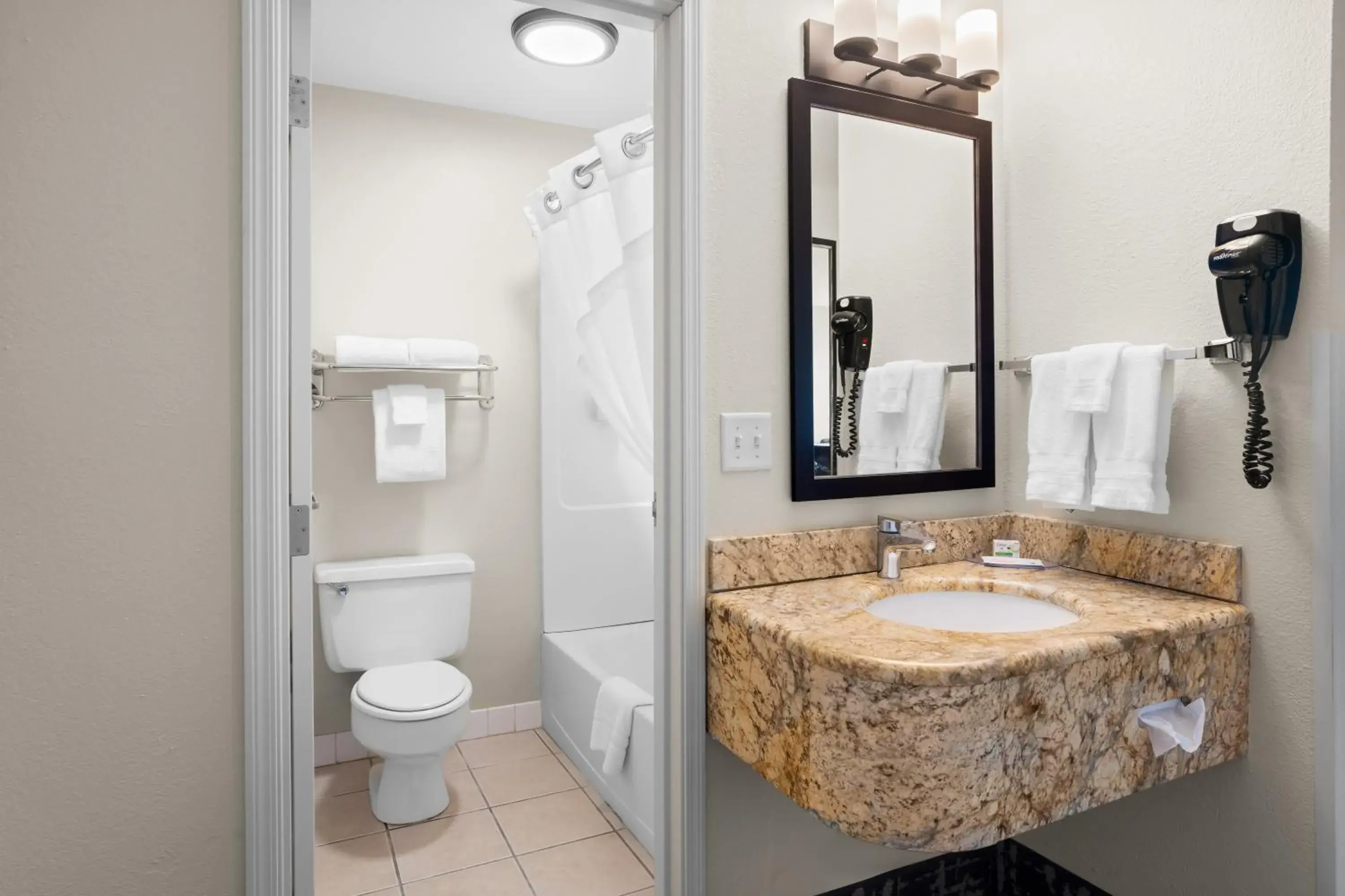 Queen Room -Non Smoking in Fargo Inn and Suites Queen Room -Non Smoking in Fargo Inn and Suites