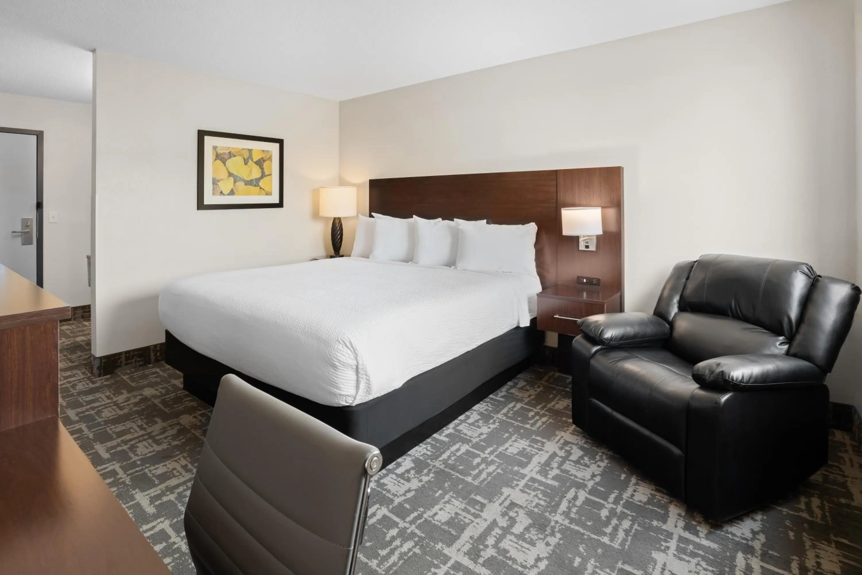 Photo of the whole room, Bed in Fargo Inn and Suites