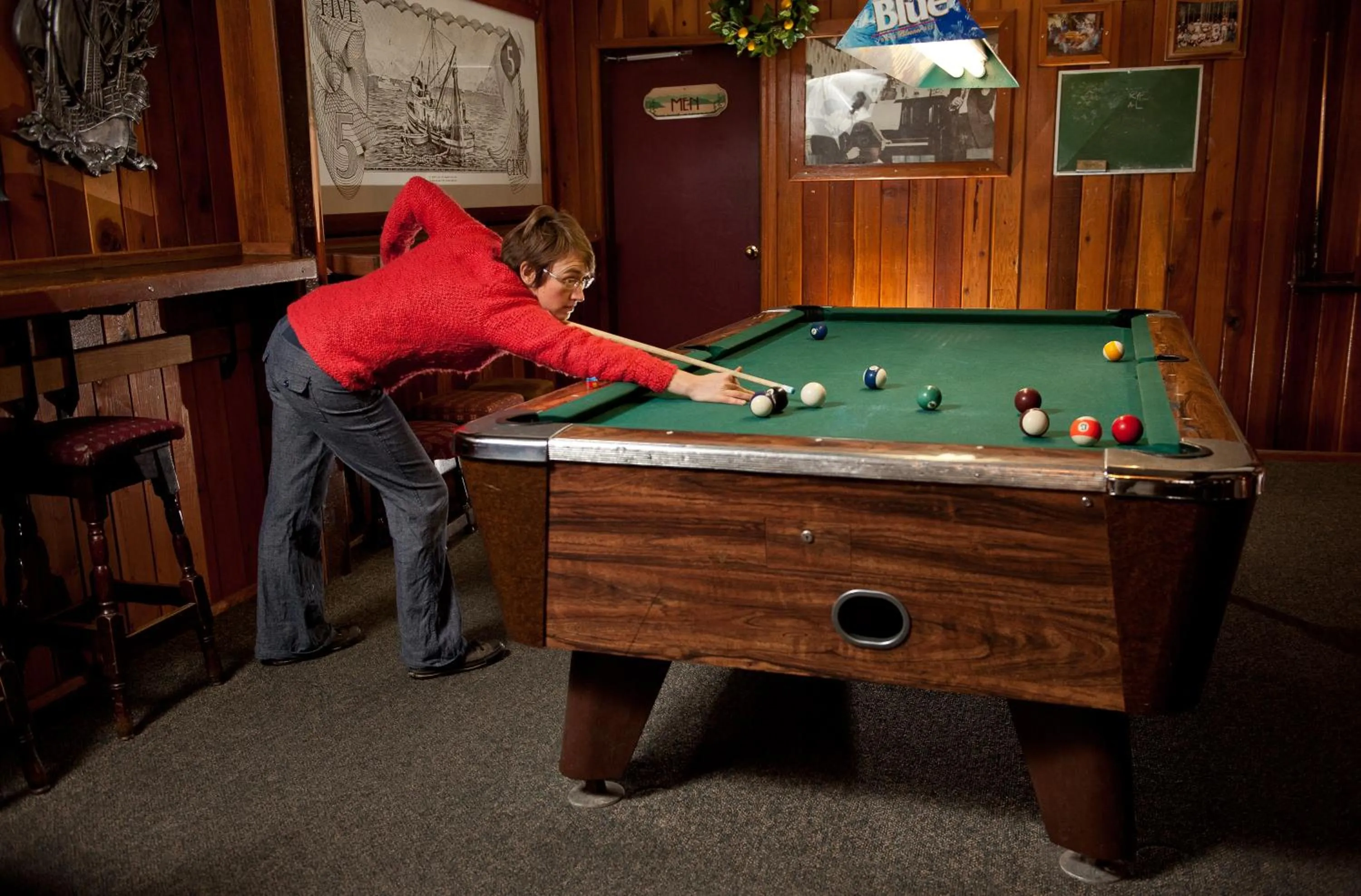 Lounge or bar in Heriot Bay Inn