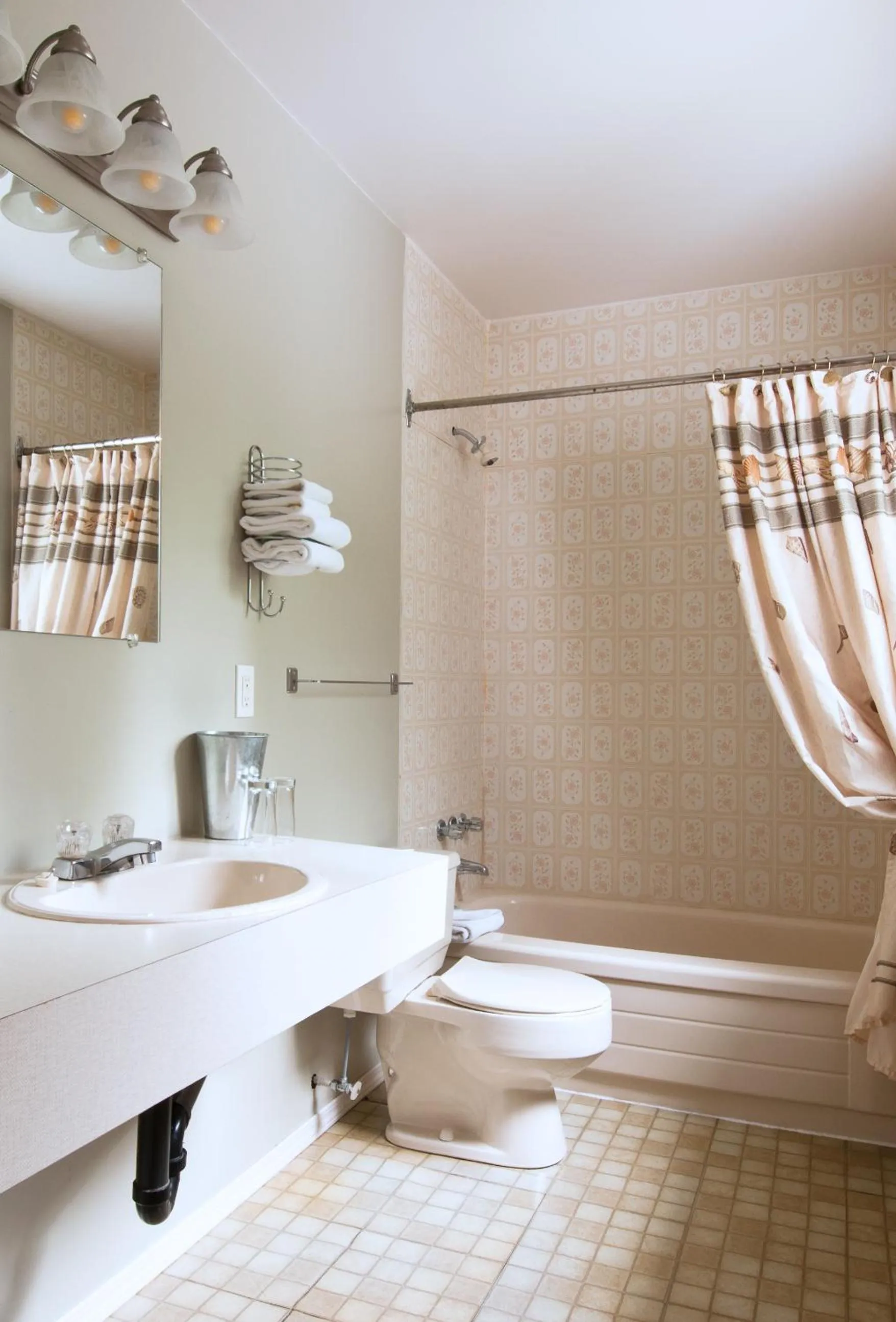 Shower in Heriot Bay Inn