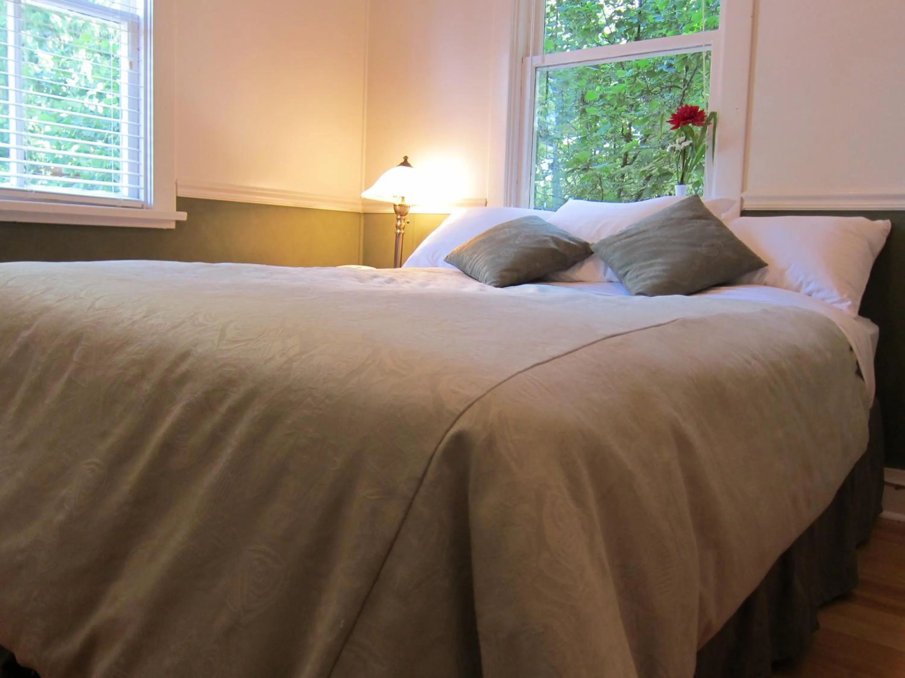 Bed in Heriot Bay Inn