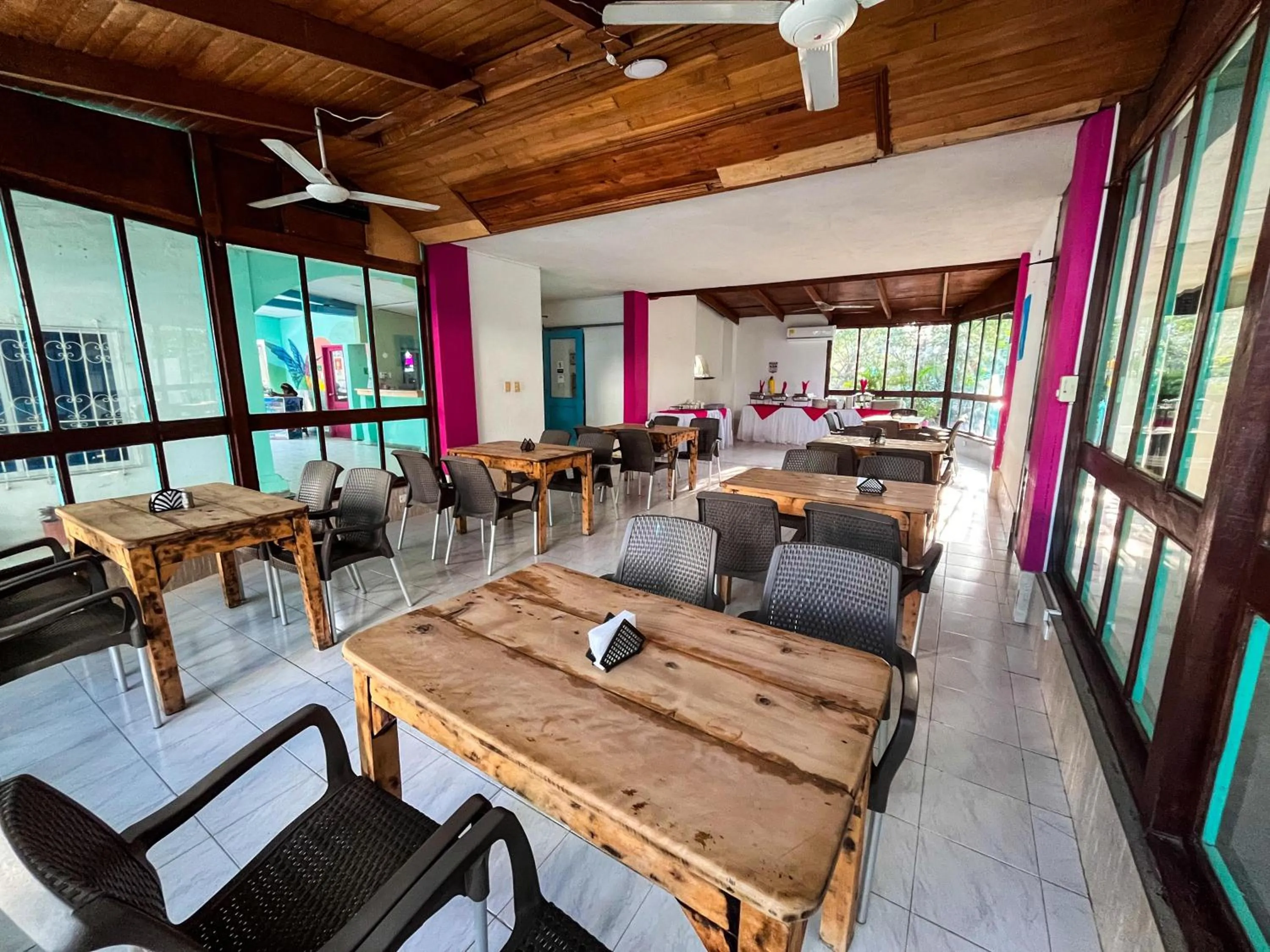 Restaurant/places to eat in Hotel Los Veleros Santa Marta