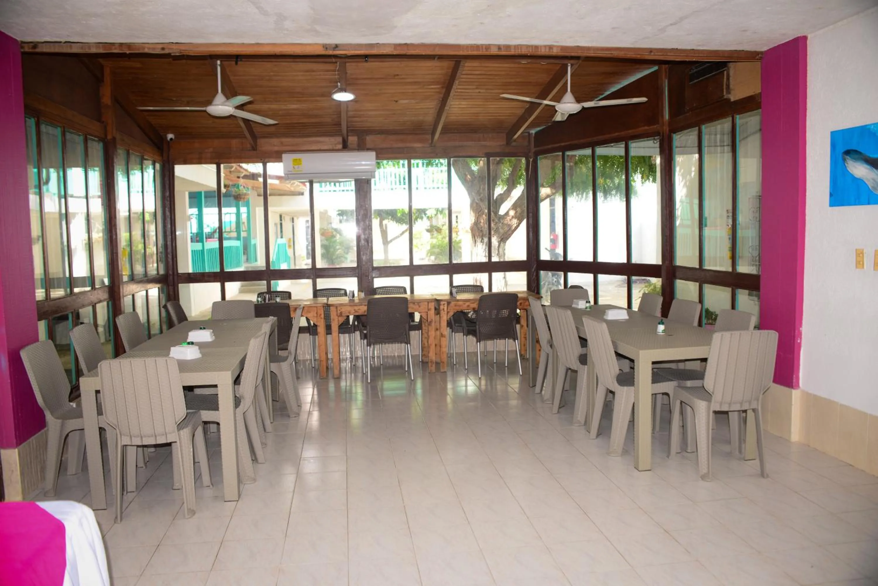Restaurant/places to eat in Hotel Los Veleros Santa Marta