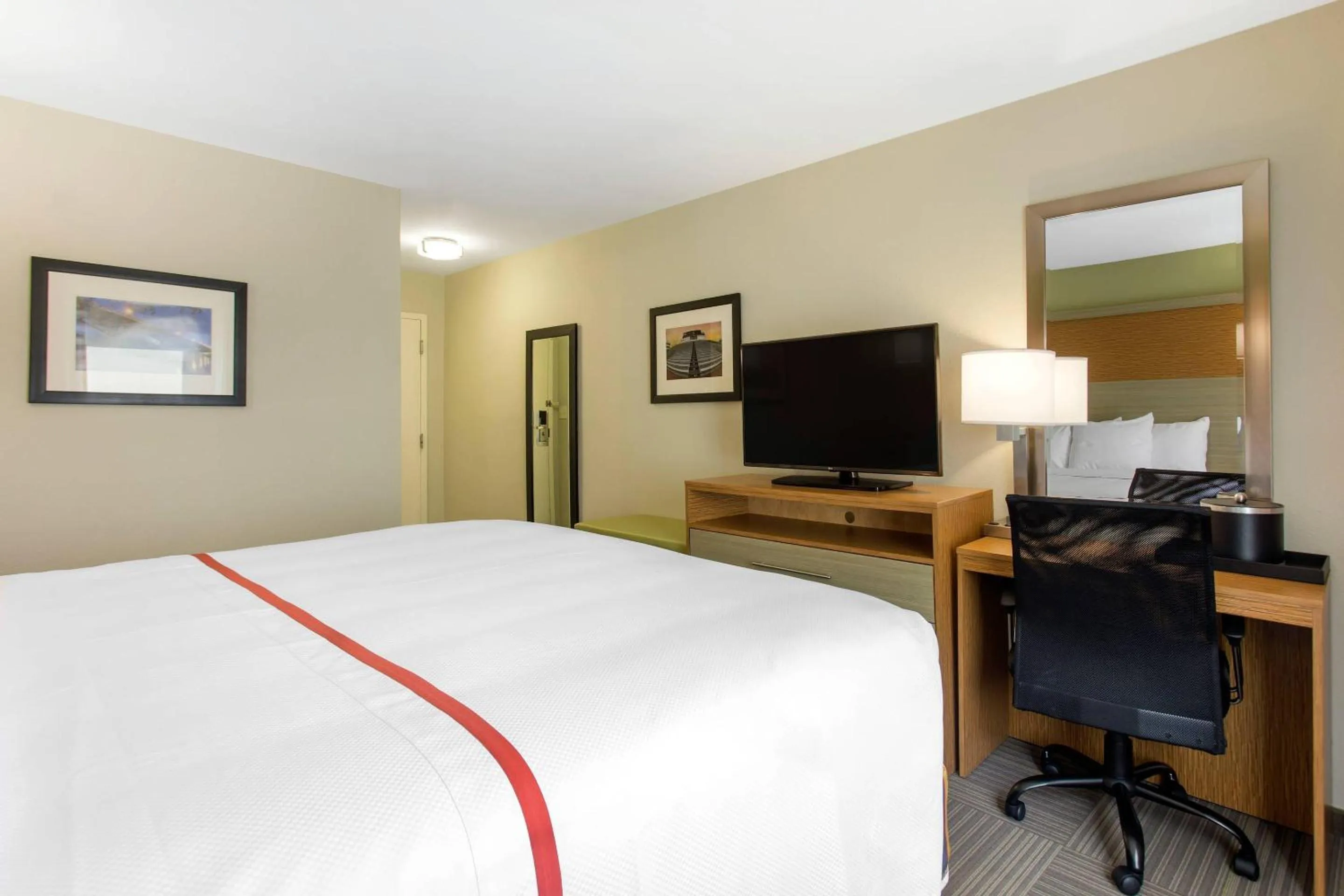 Bedroom, Bed in Gallus Stadium Park Inn, an Ascend Collection Hotel