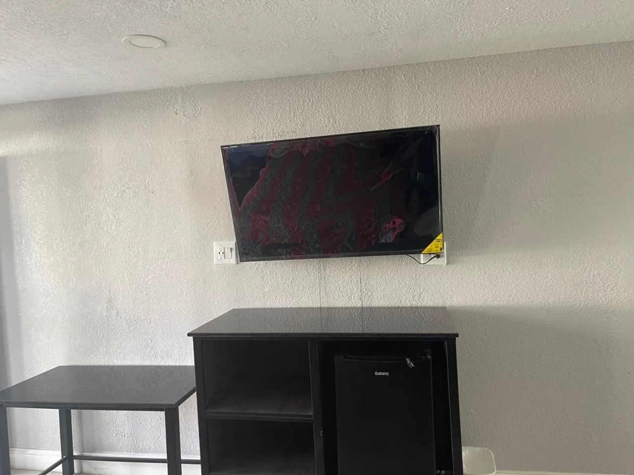 TV and multimedia, TV/Entertainment Center in Scottish Inn Savannah