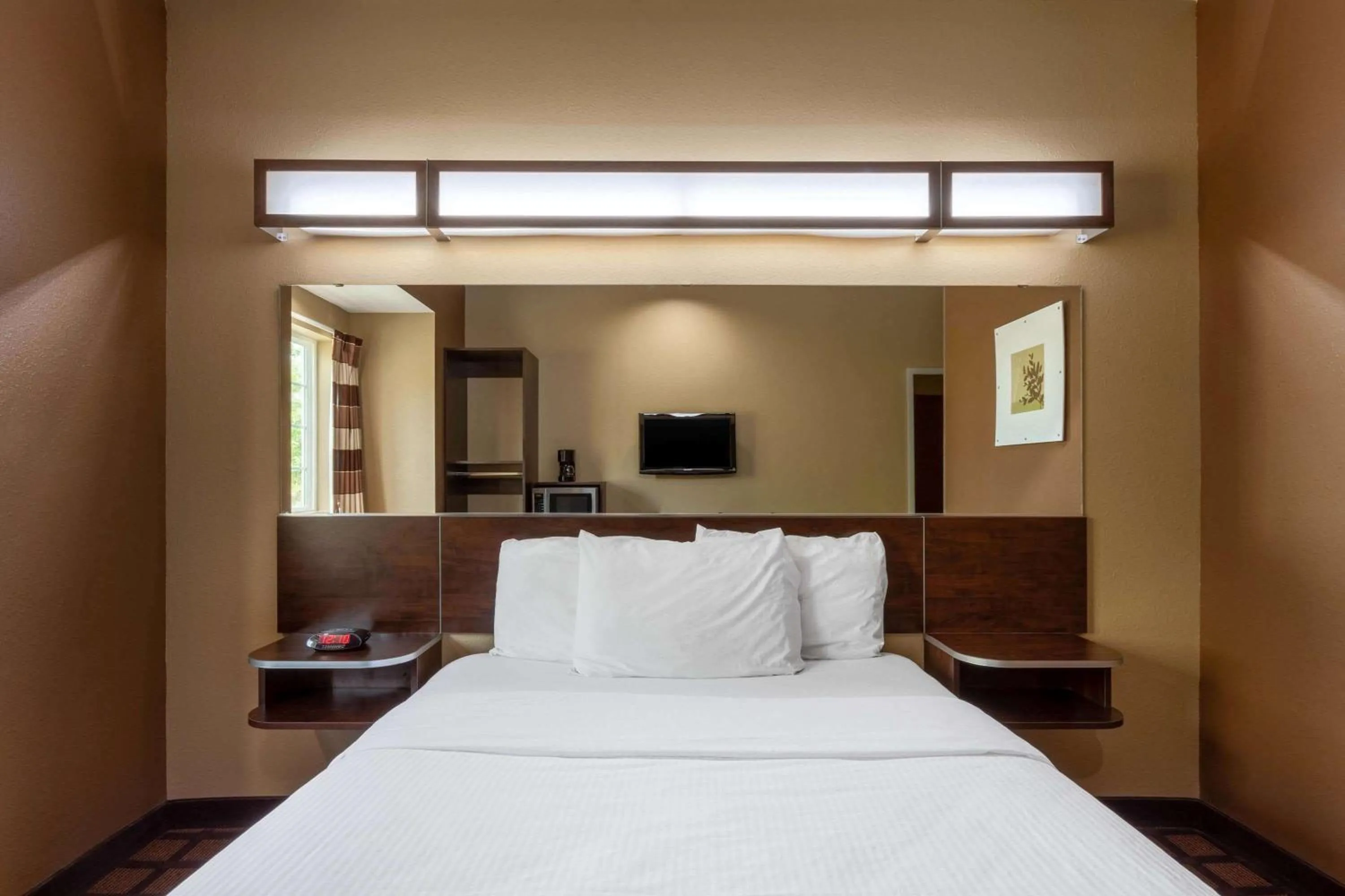 Photo of the whole room, Bed in Microtel Inn & Suites by Wyndham Columbia