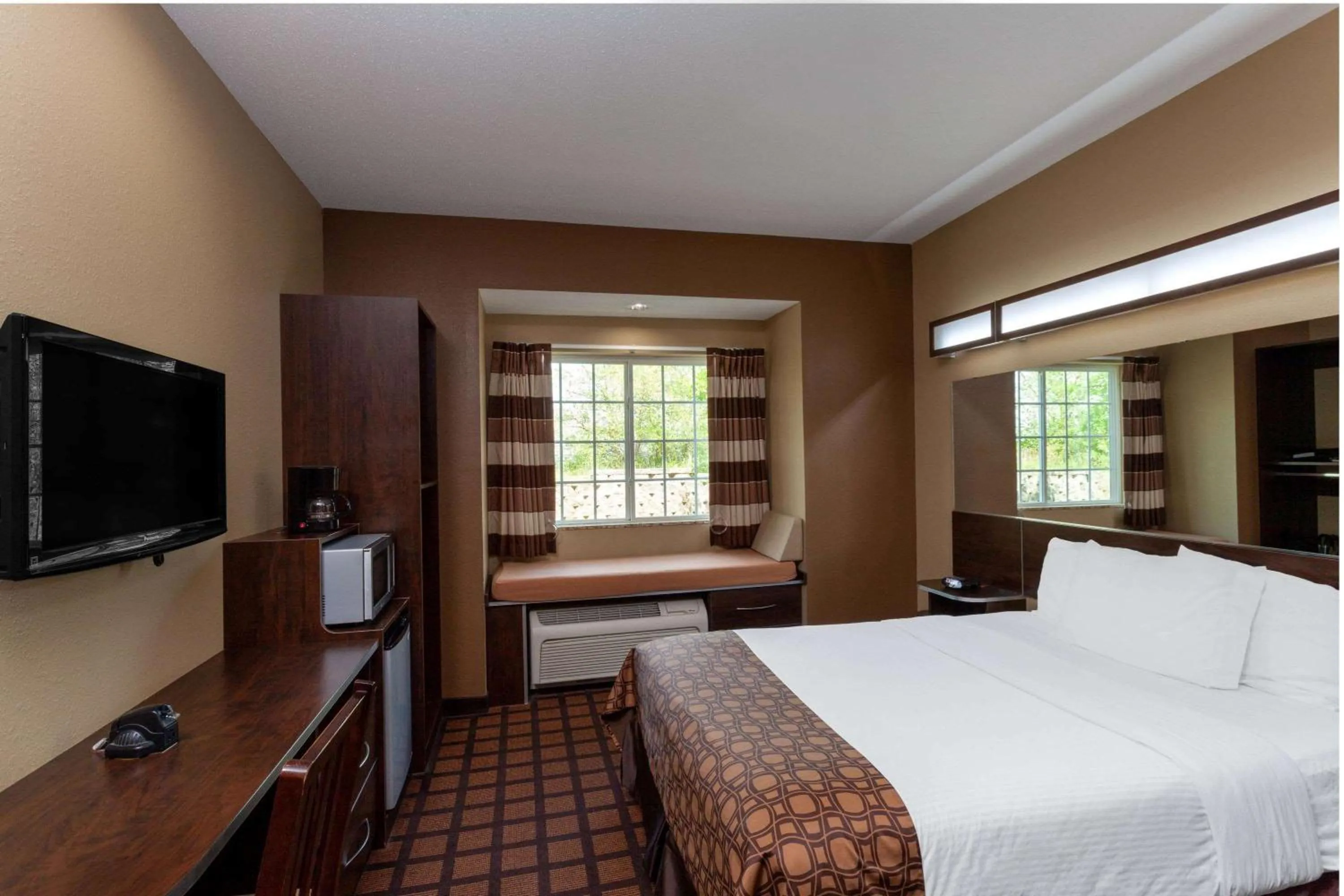 Photo of the whole room, Bed in Microtel Inn & Suites by Wyndham Columbia