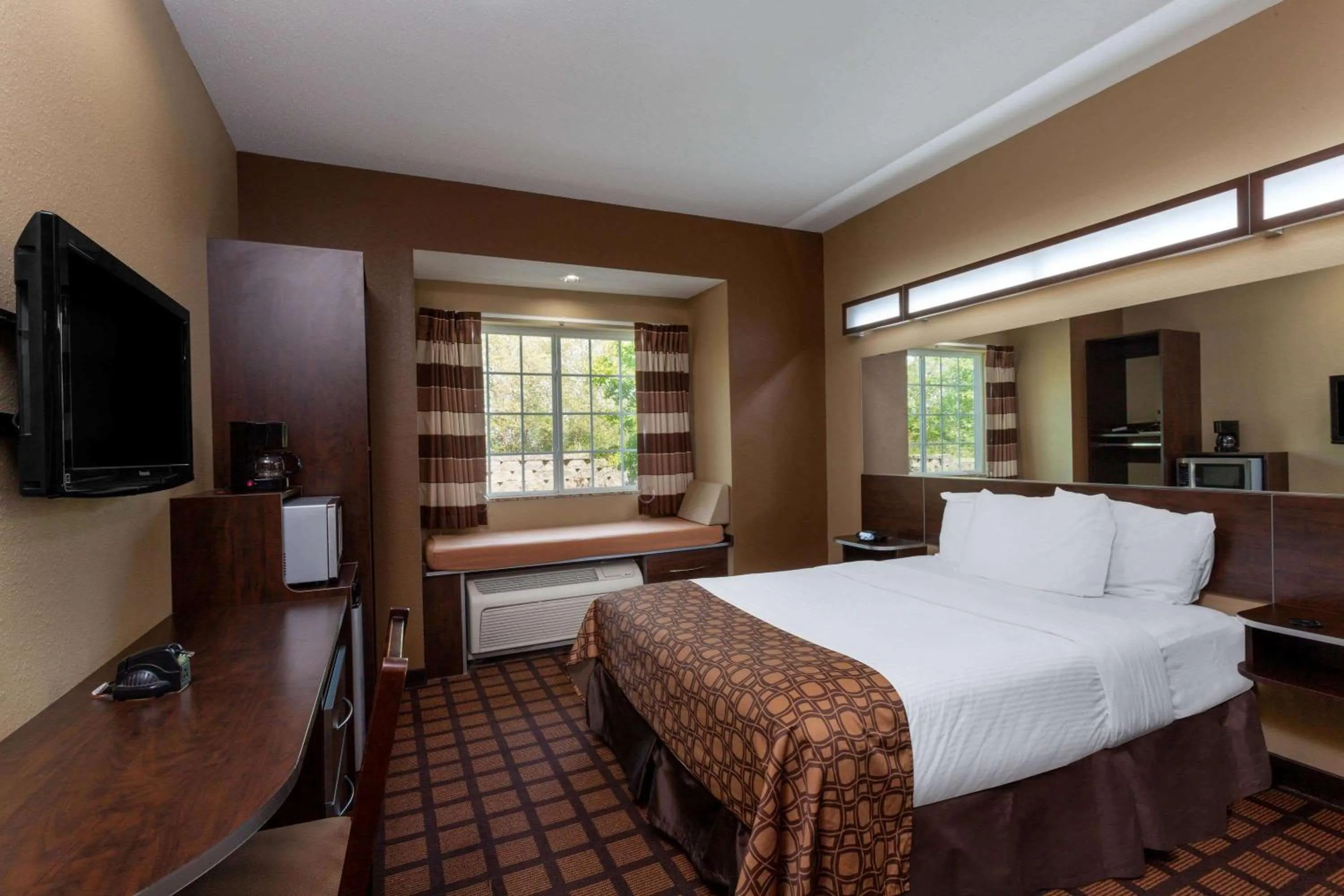 Photo of the whole room, Bed in Microtel Inn & Suites by Wyndham Columbia