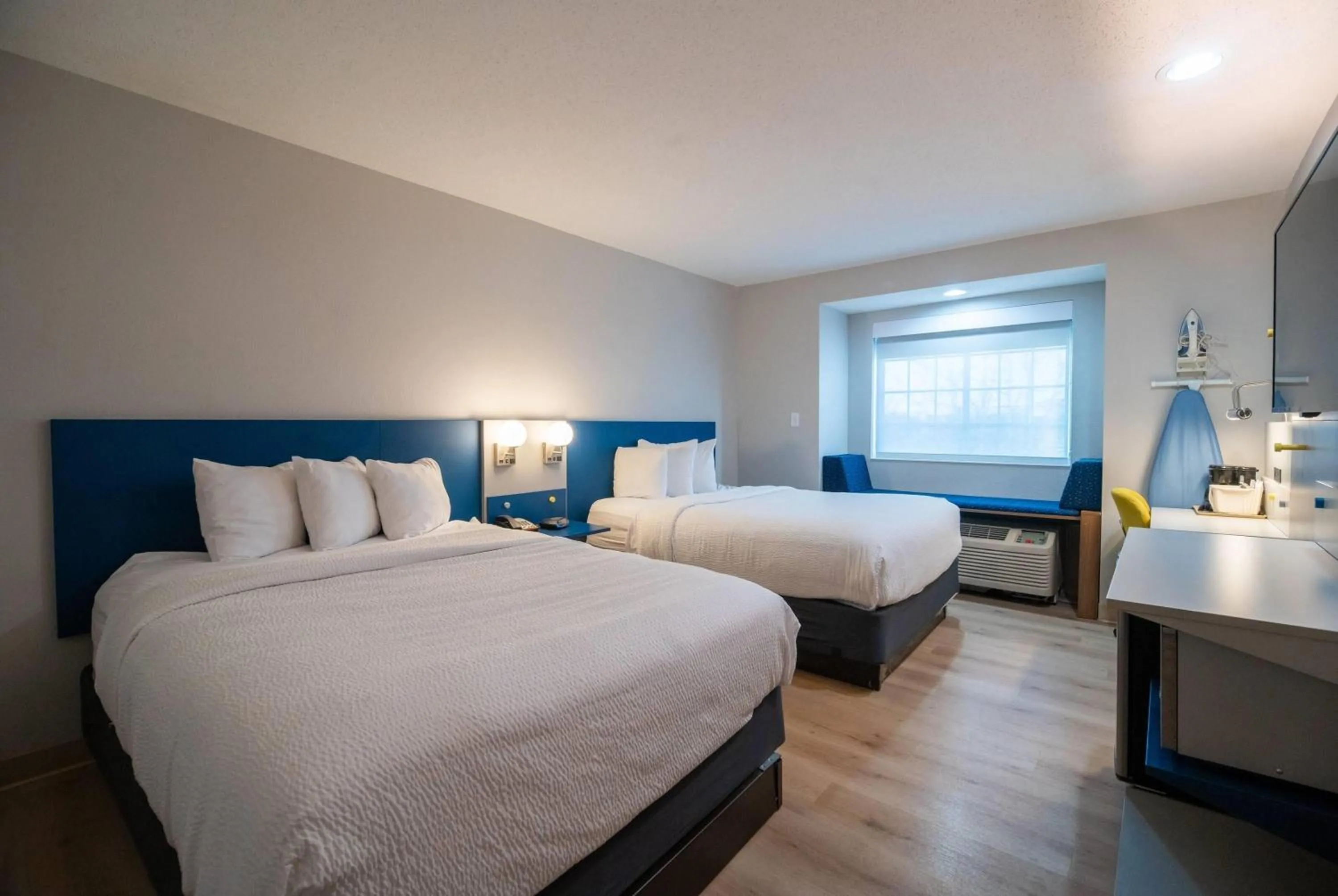 Photo of the whole room, Bed in Microtel Inn & Suites by Wyndham Columbia