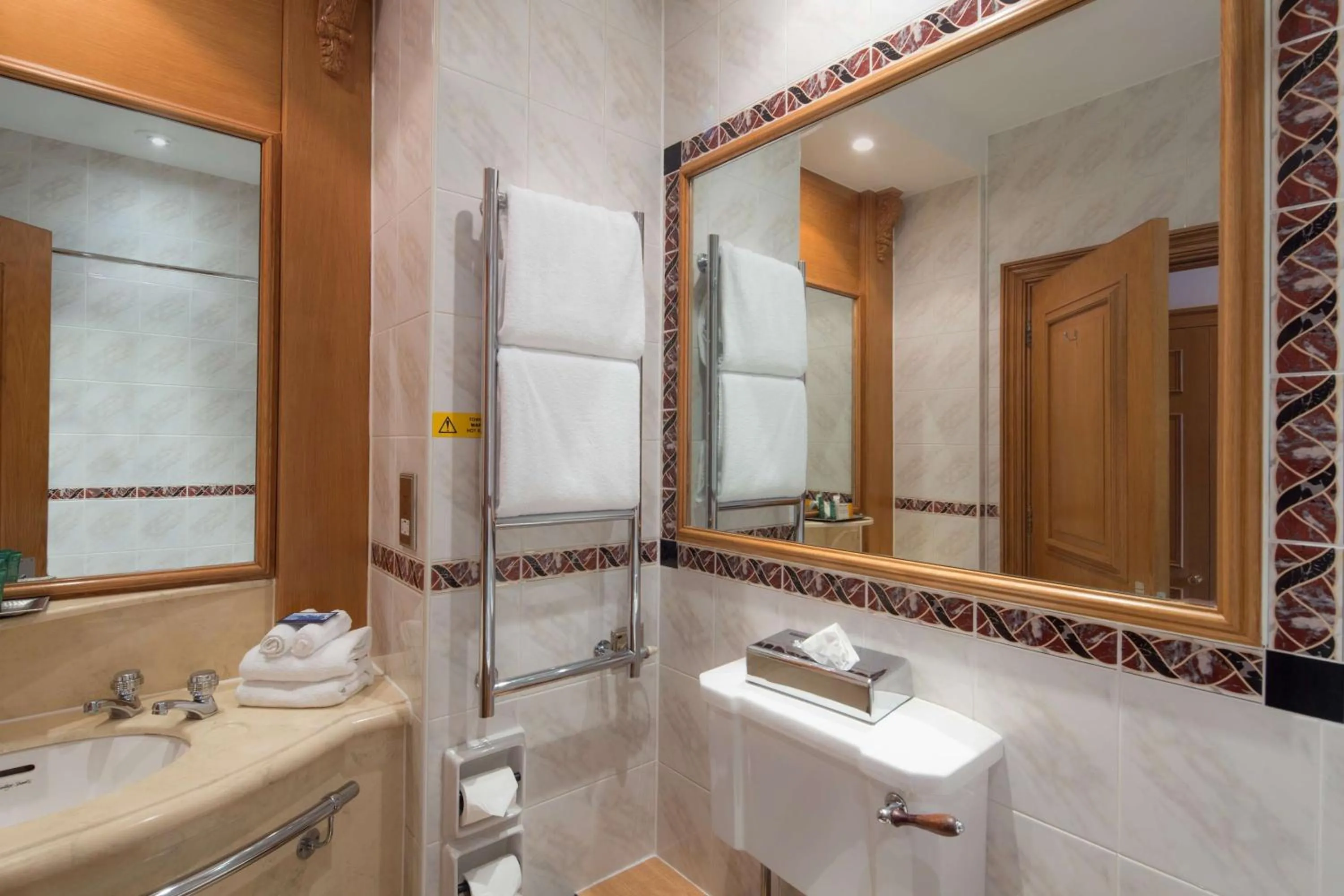 Bathroom in Hilton Puckrup Hall Hotel & Golf Club, Tewkesbury