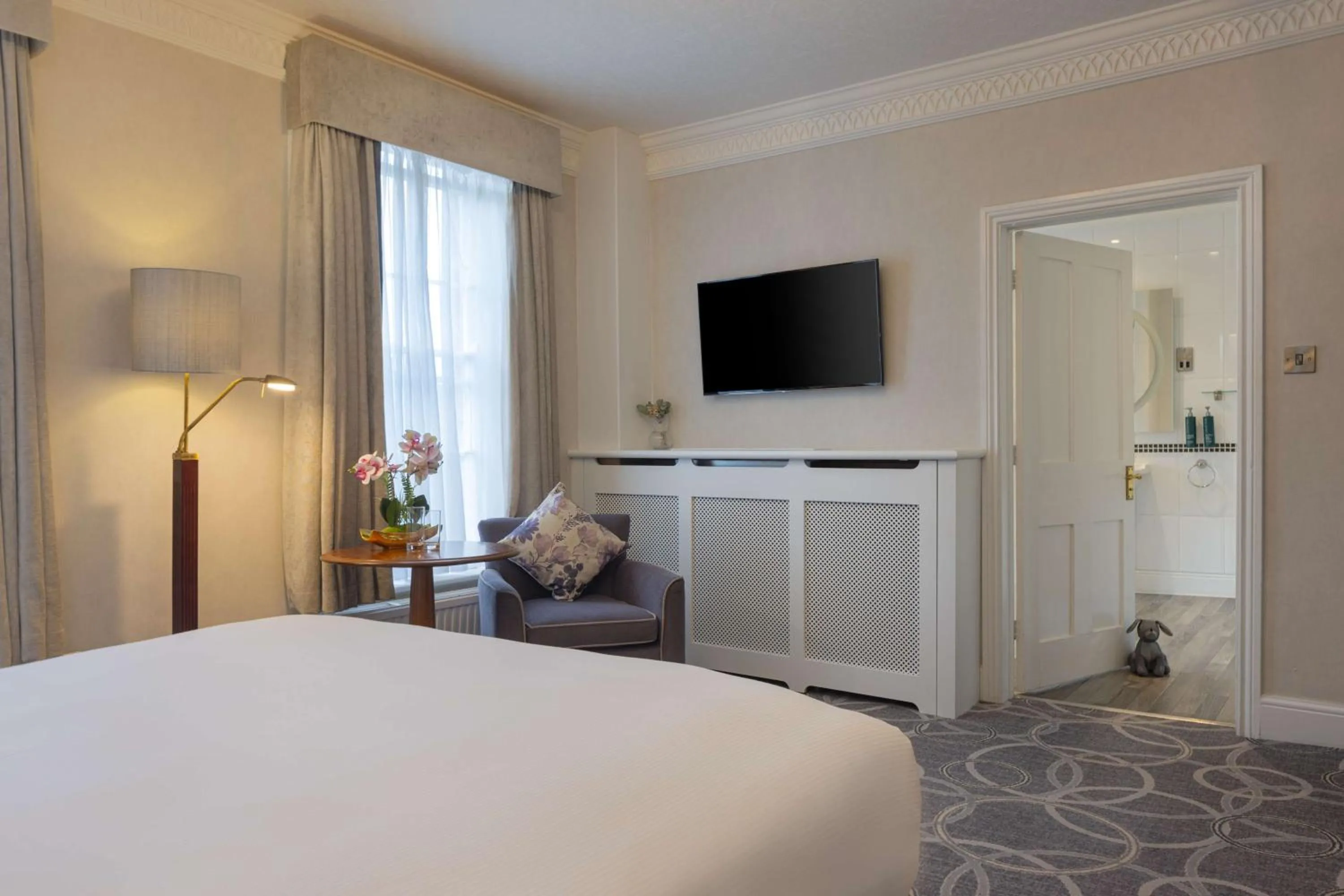 Living room, Bed in Hilton Puckrup Hall Hotel & Golf Club, Tewkesbury