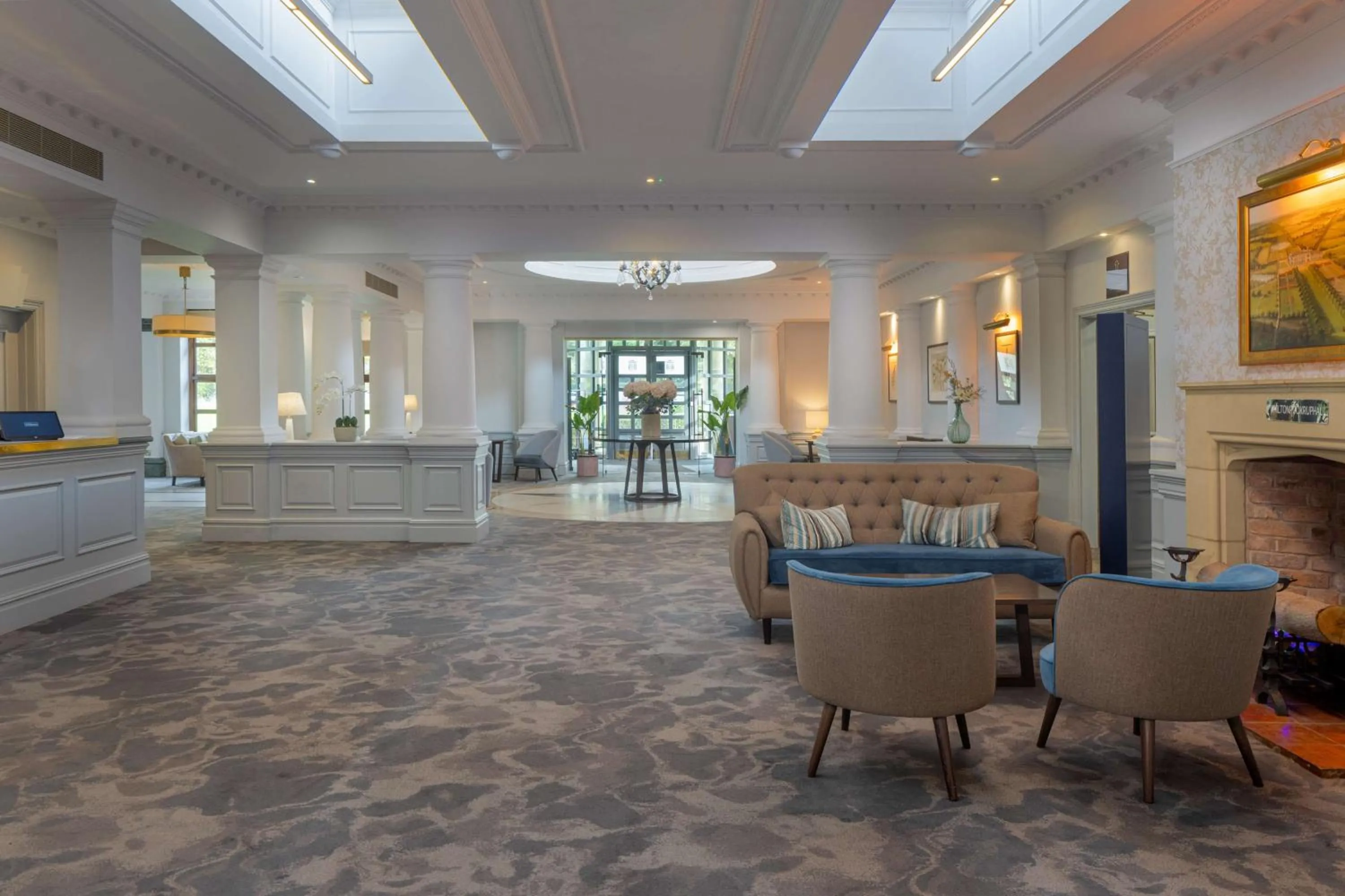 Lobby or reception in Hilton Puckrup Hall Hotel & Golf Club, Tewkesbury